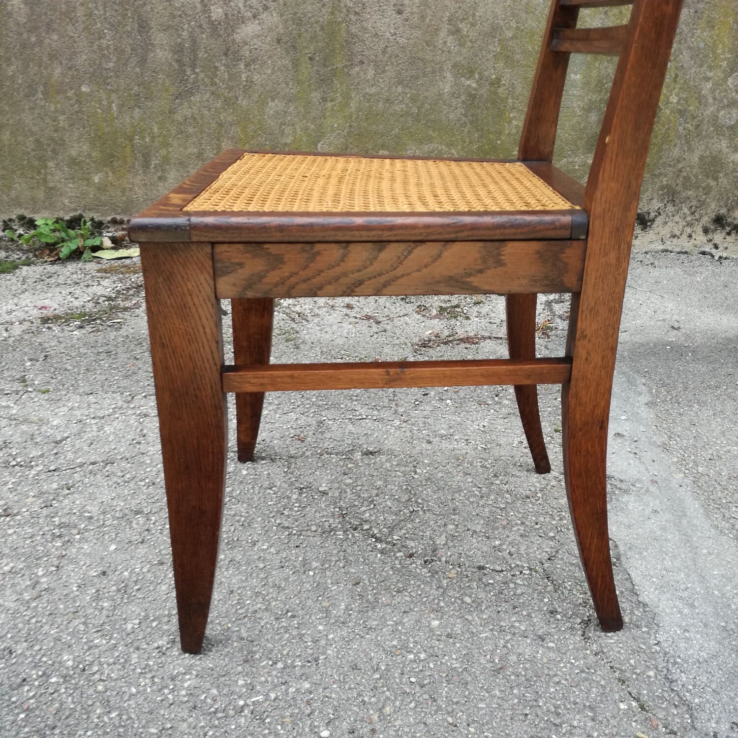 Living room chair with canning seat