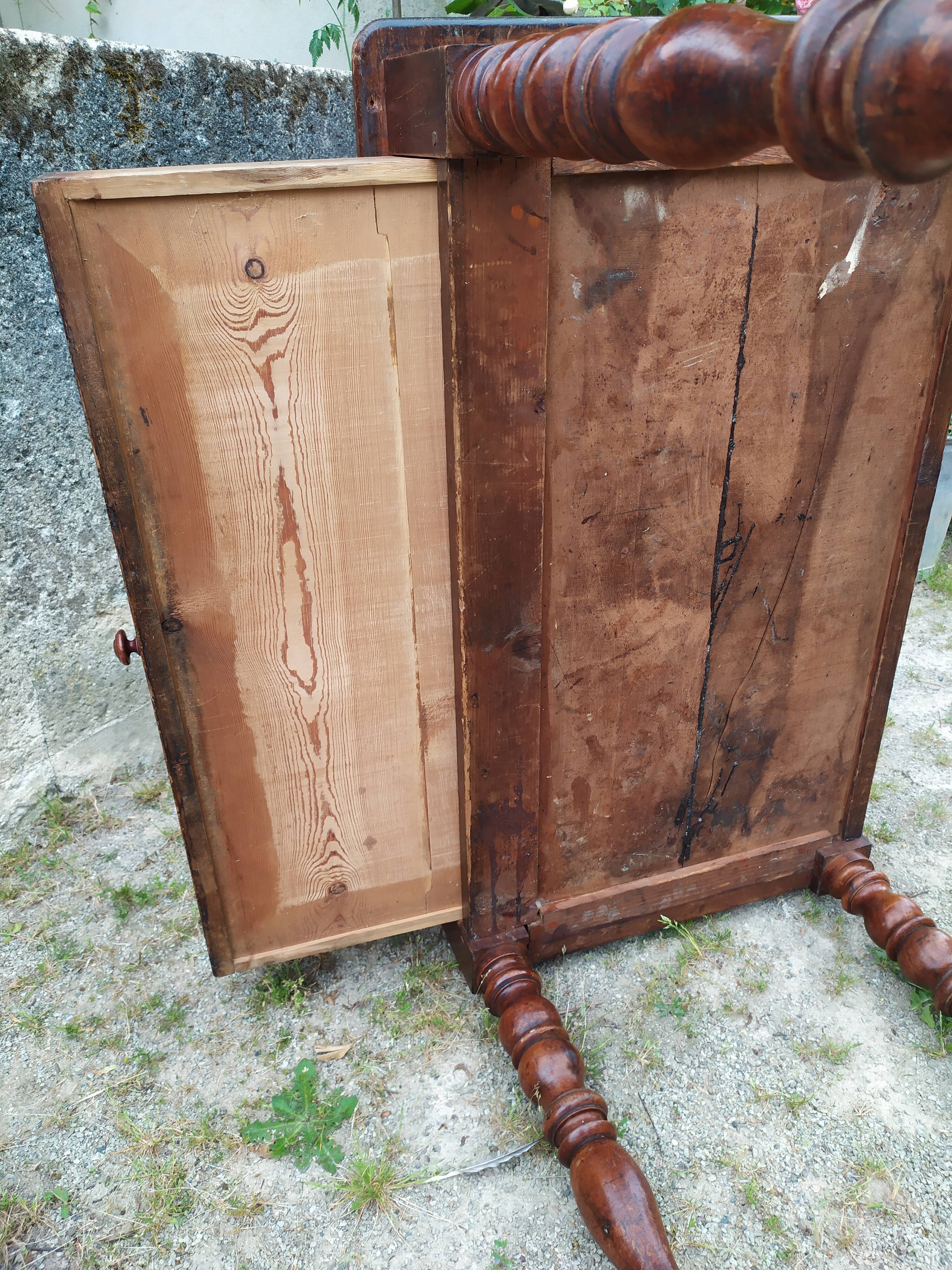 Desk with turned legs