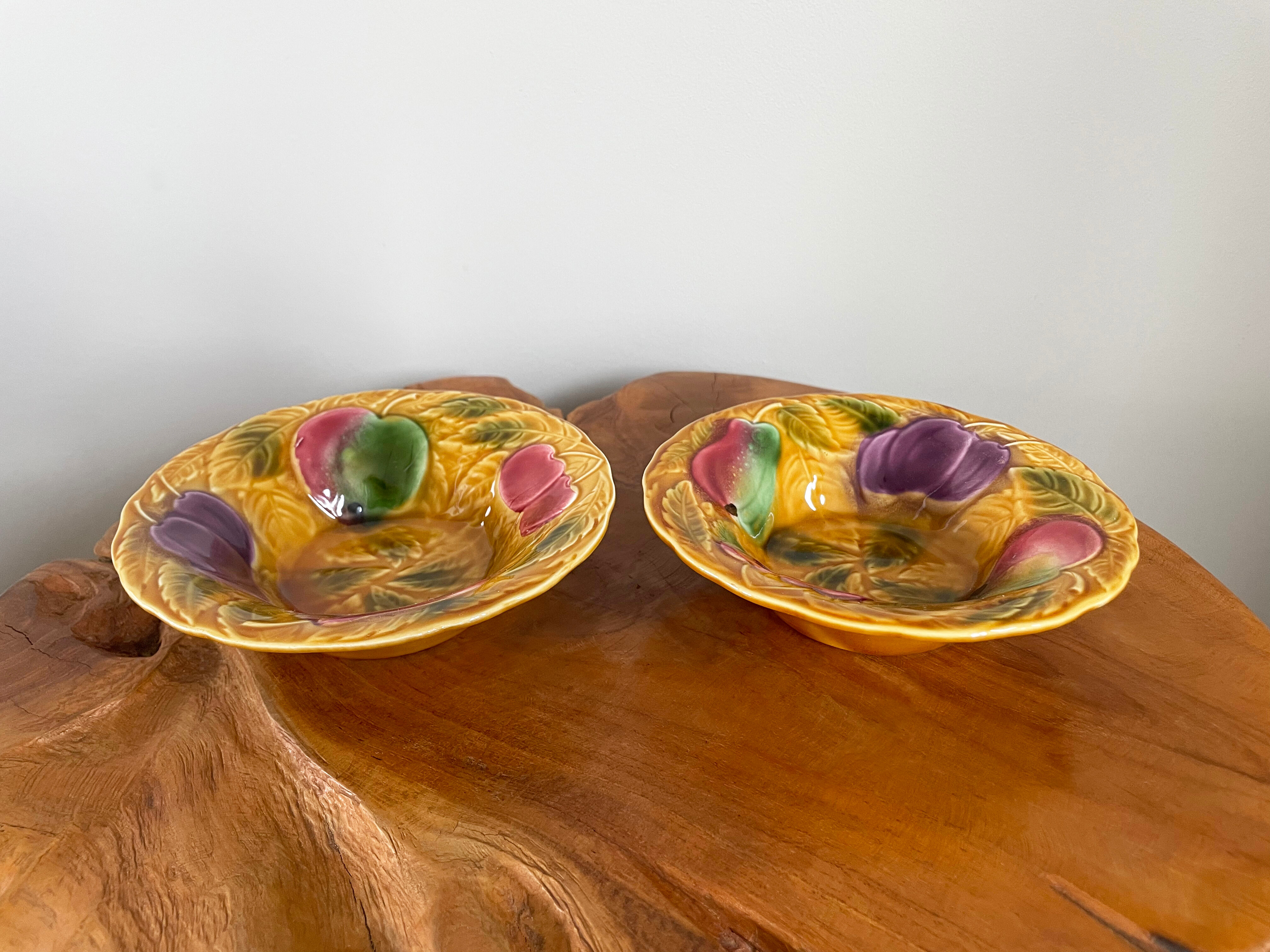 Paire de bols de service Sarreguemines Majolica représentant des fruits et des feuilles, Barbotine des années 1980