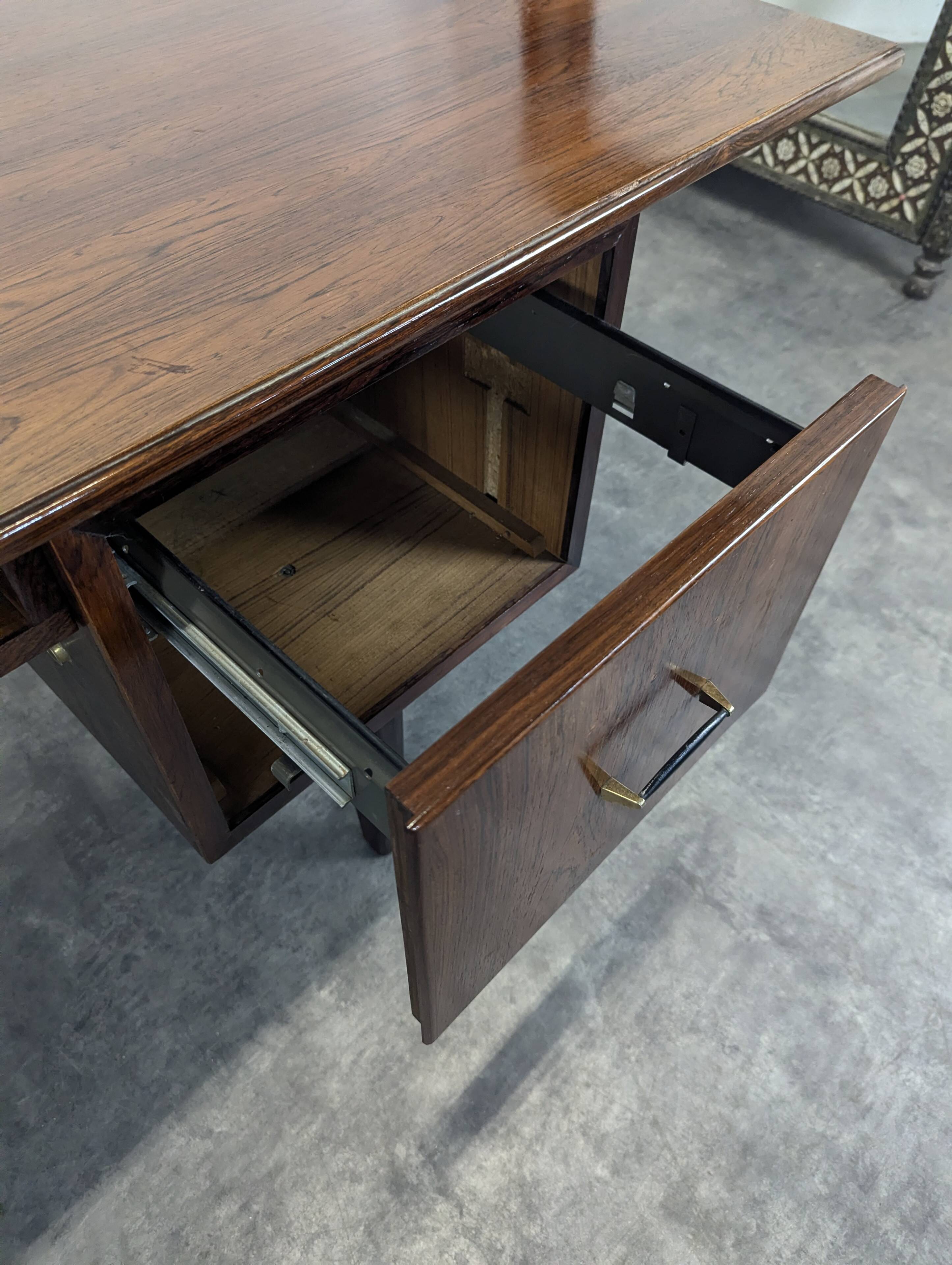 Bureau moderniste en bois exotique