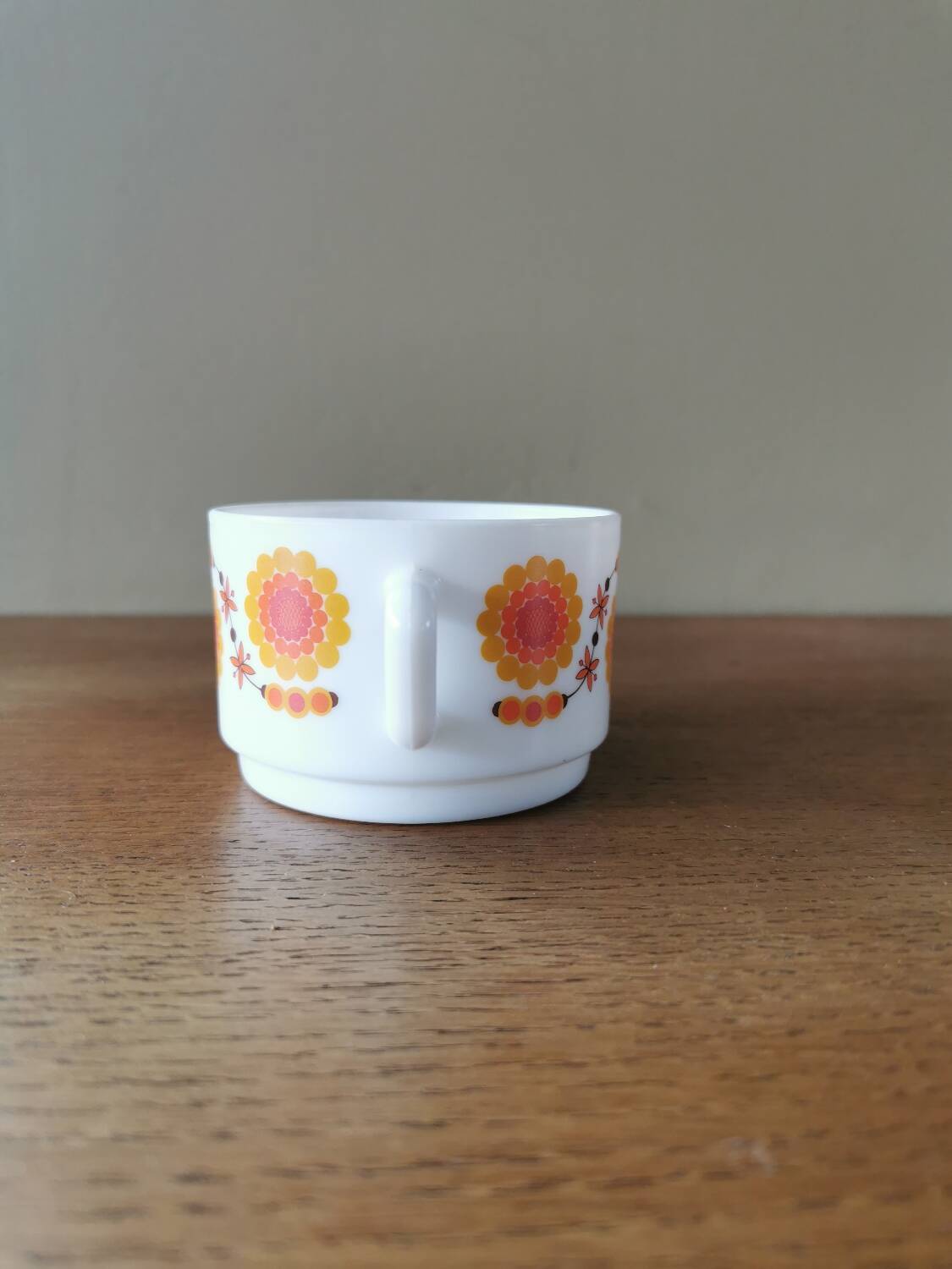 Suite of 4 large vintage cups