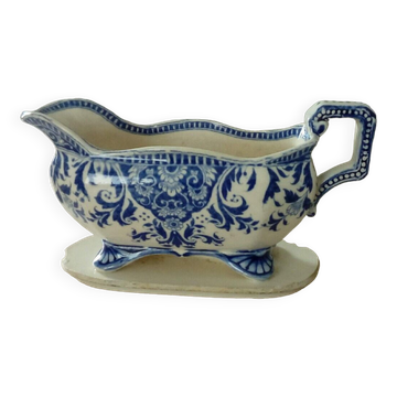 Sauceboat on a stand, Sinceny, Sarreguemines, U&C, late 19th century.
