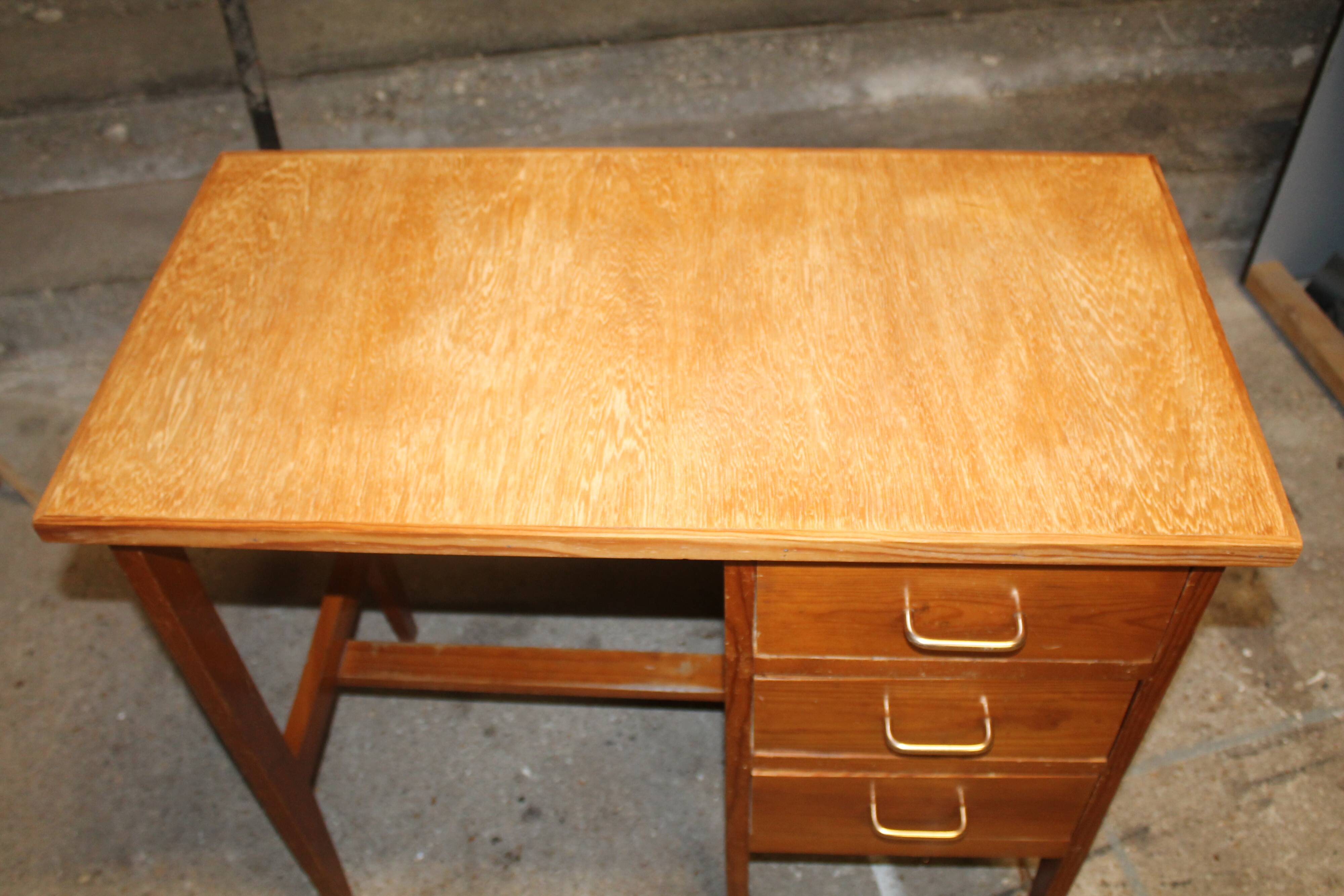 Desk and its baumann chair