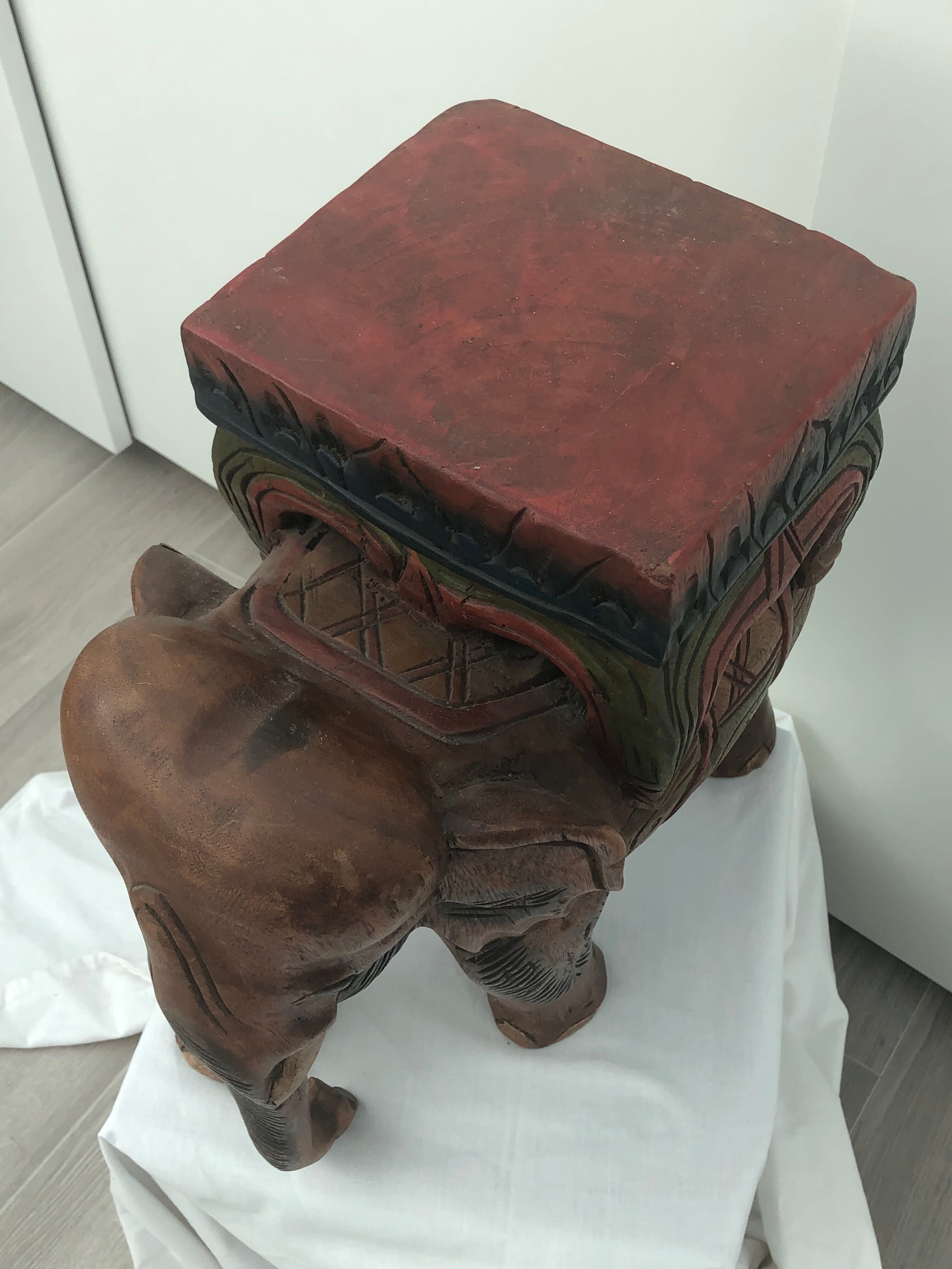 Tabouret éléphant en bois sculpté polychromie