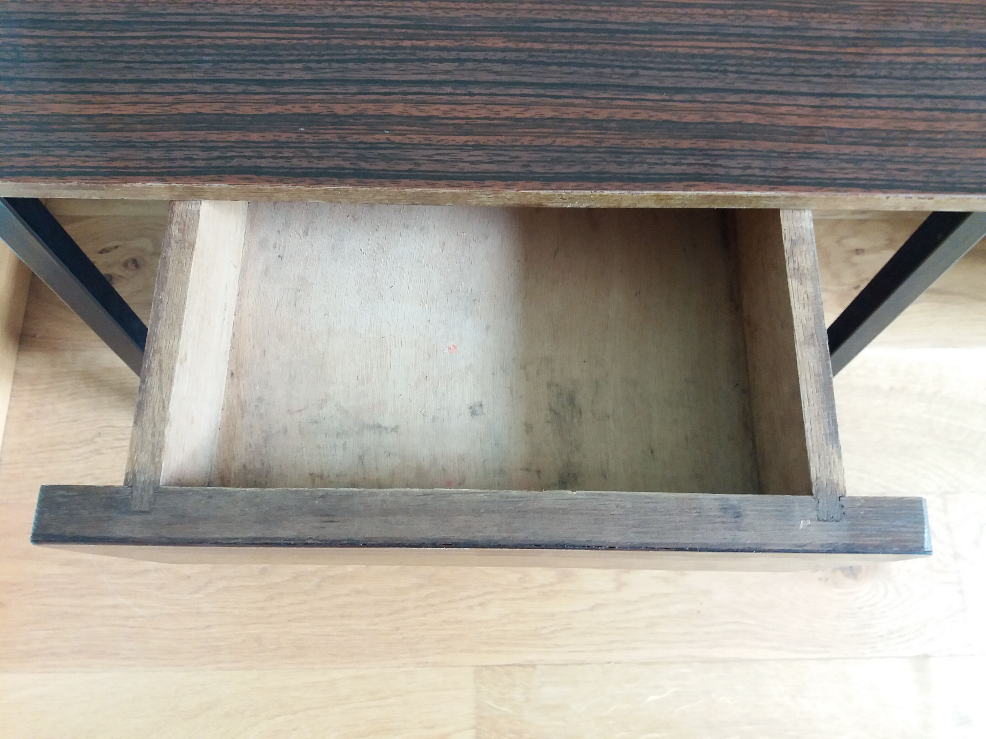 Table de chevet bout de canapé style moderniste formica et métal laqué noir