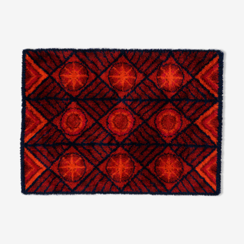 Scandinavian 20th century modern rya rug. Svängsta Slottsmatta, Sweden. 190 x 140 cm (75 x 55 in)