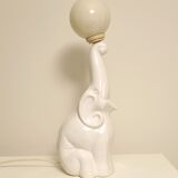 Lampe de table en céramique blanche, éléphant tenant une boule allumée