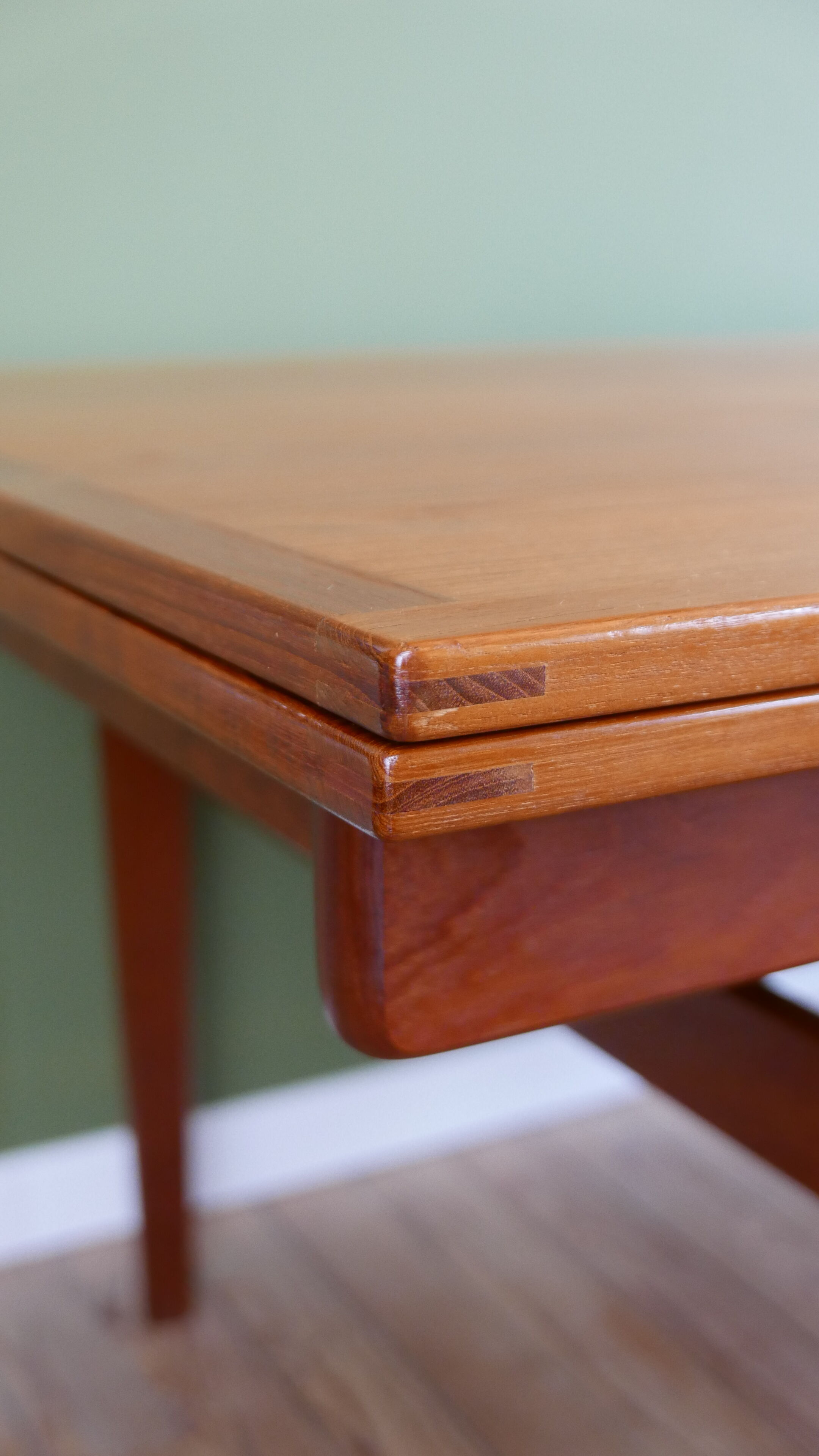 Henning Kjaernulf dining table