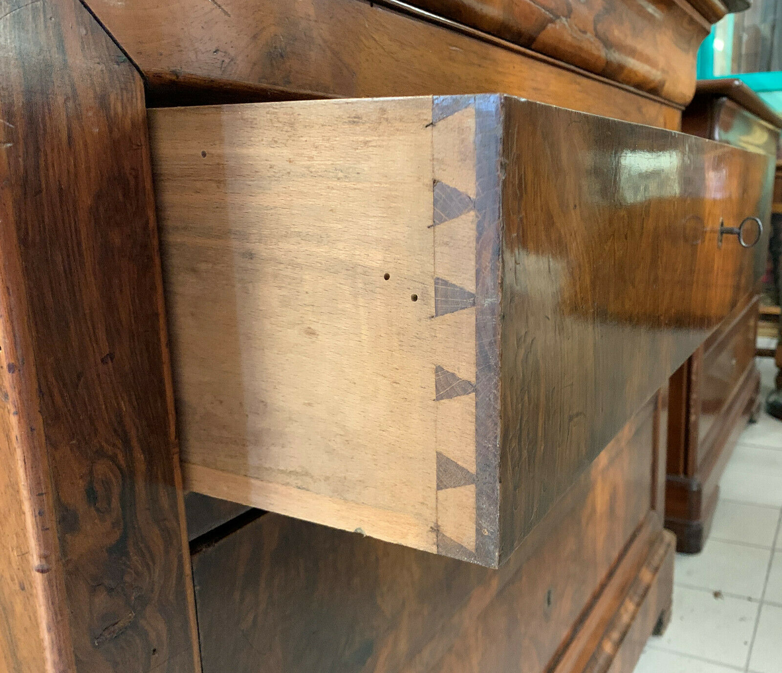 Commode of lady louis Philippe era in walnut bramble around 1830