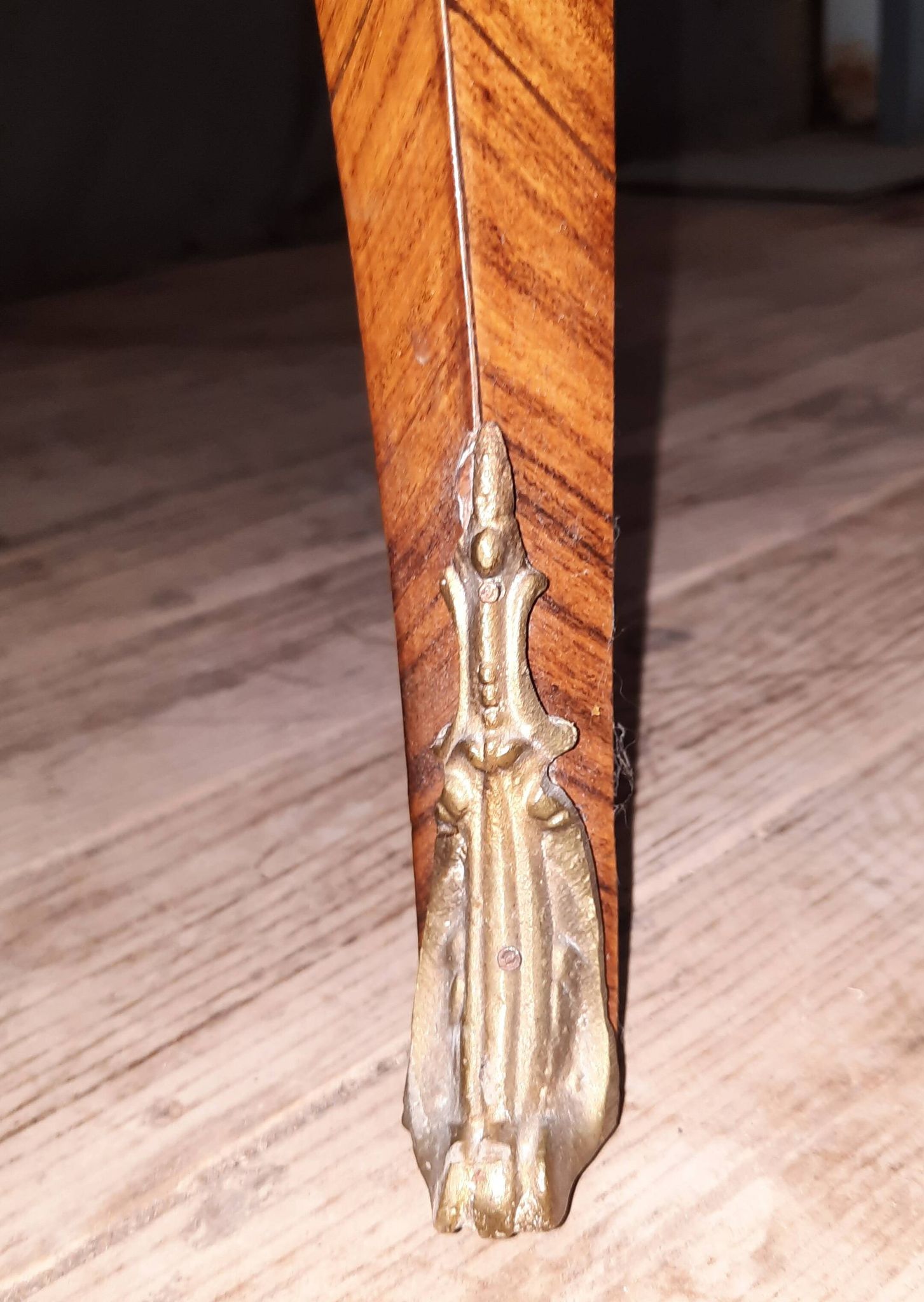 Table  Louis XV  en marqueterie rouge