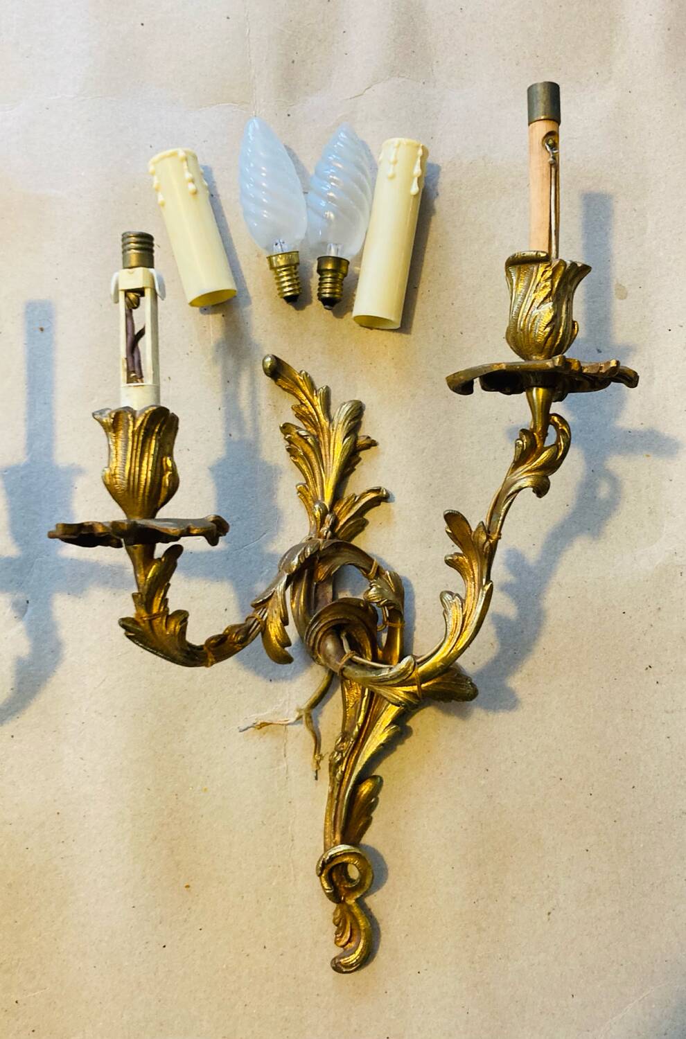 Paire d'appliques Louis XV en bronze décor de feuilles d’acanthes