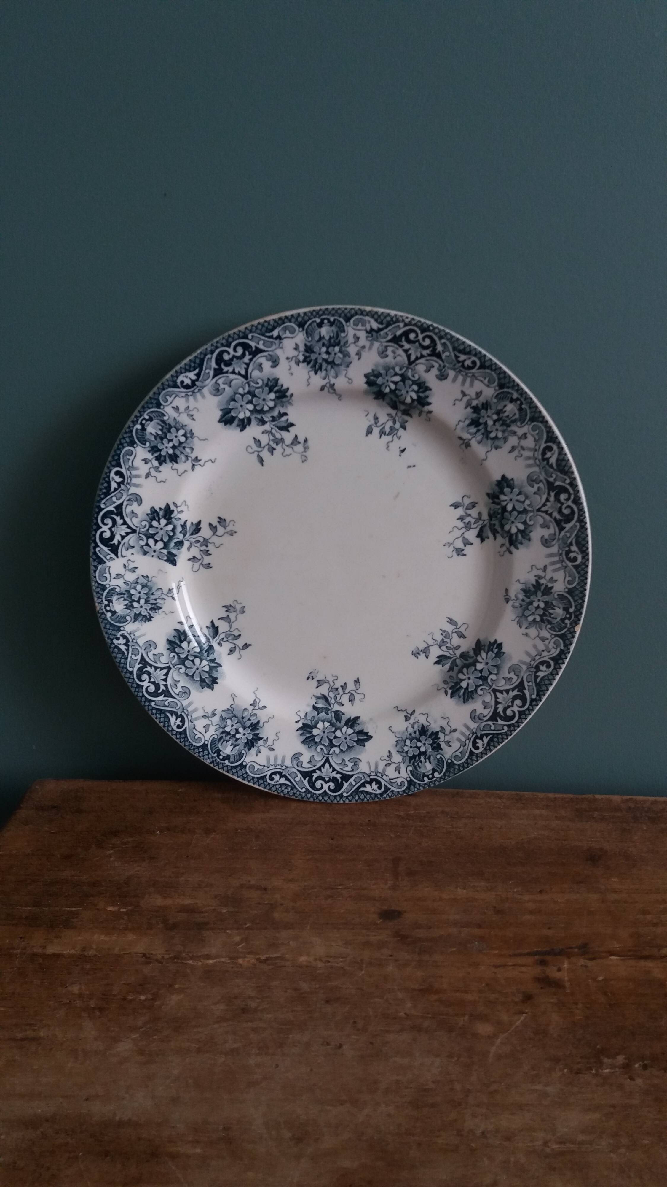 Flat plate from Saint-Amand and Hamage with Spring decoration.