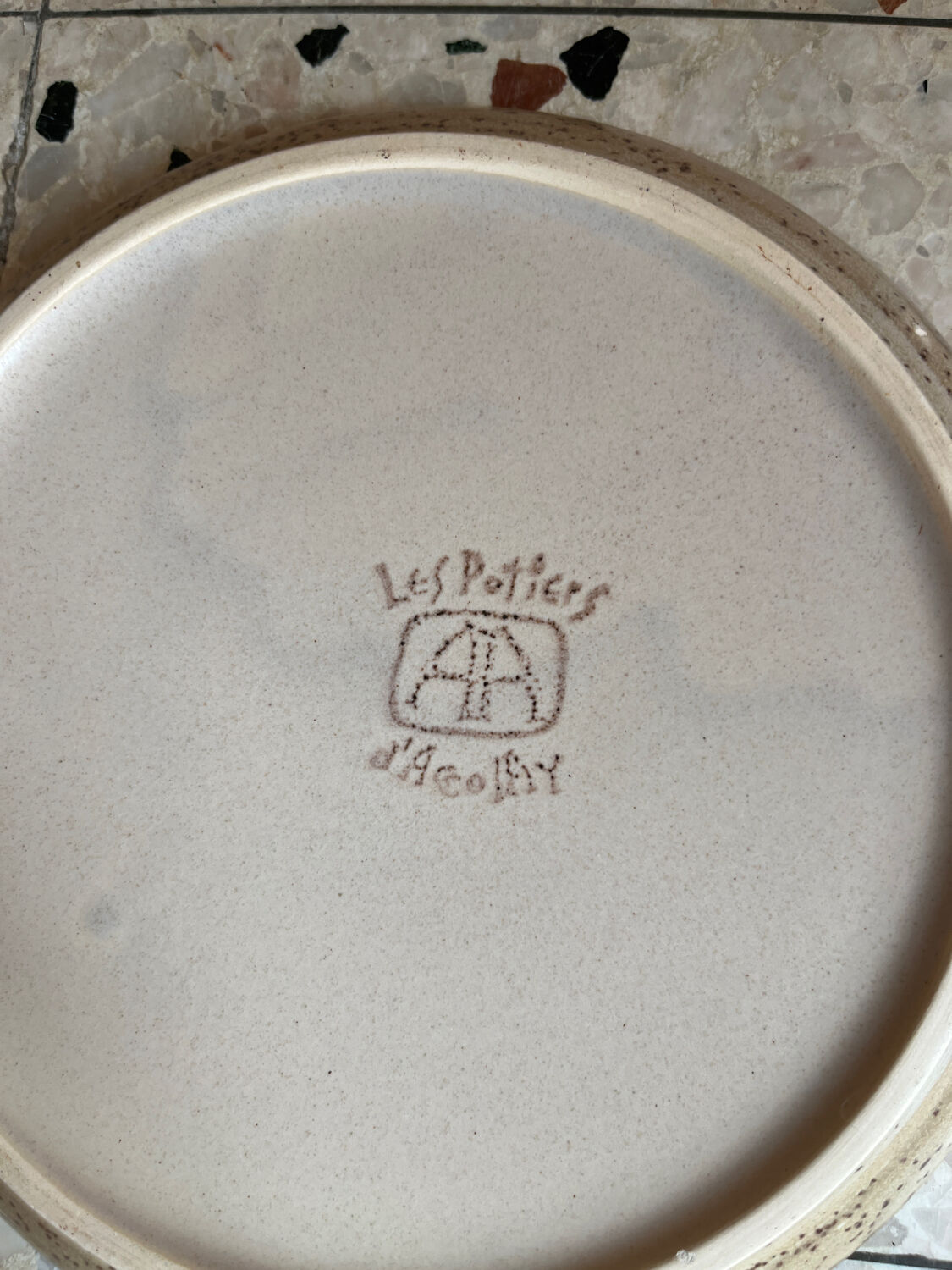 7 dessert plates in stoneware