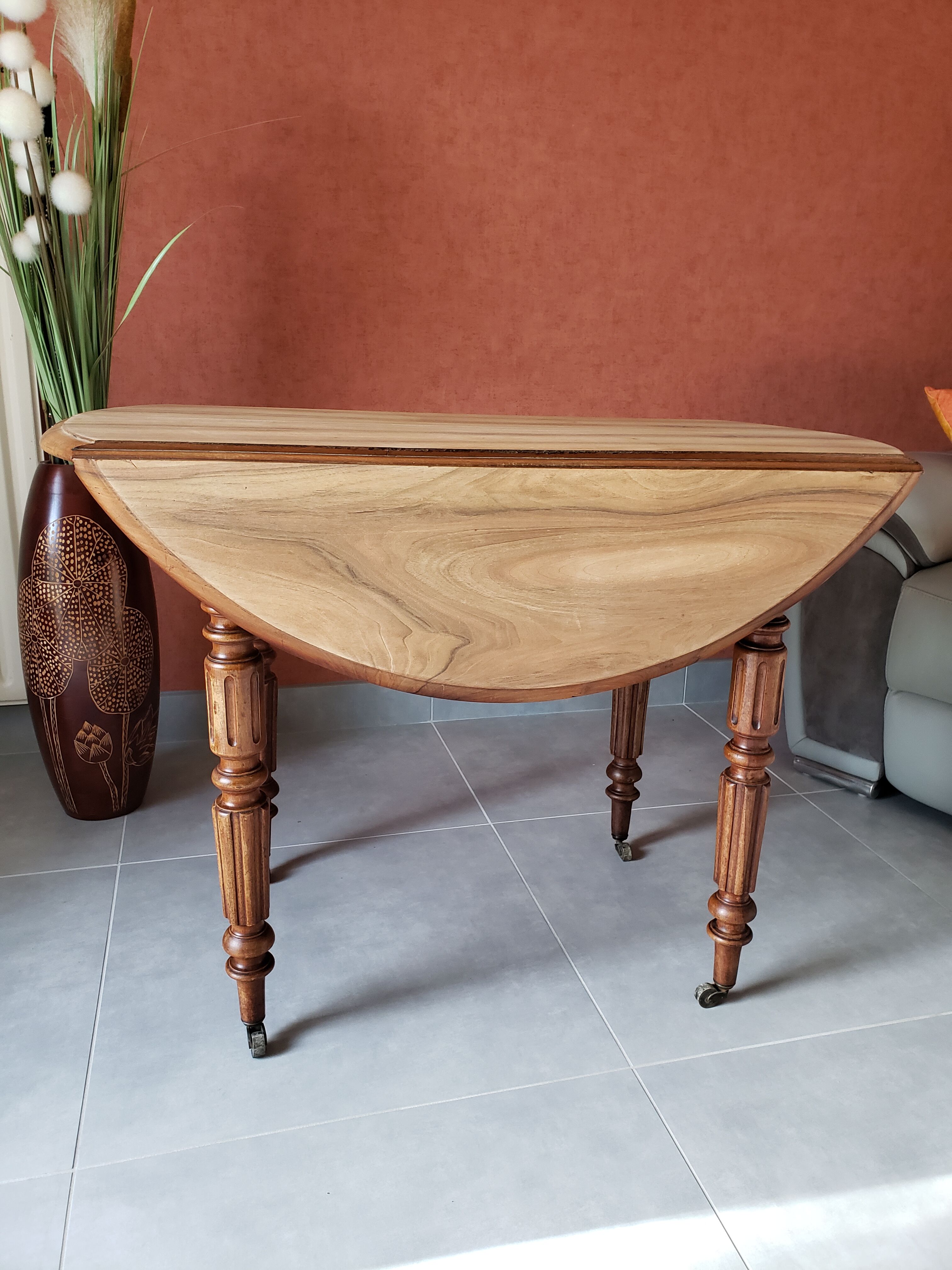 Old round table in walnut with flaps Louis Philippe
