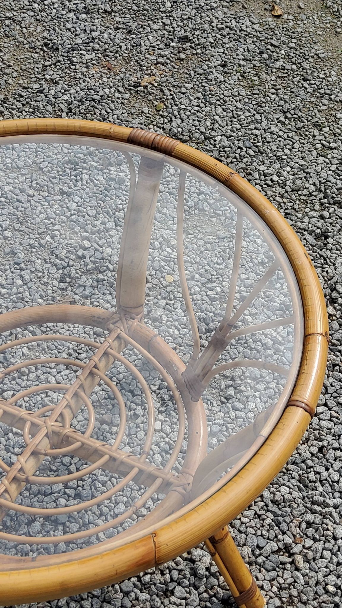 Table basse ronde en rotin plateau en verre des années 70