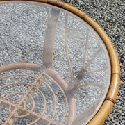 Table basse ronde en rotin plateau en verre des années 70