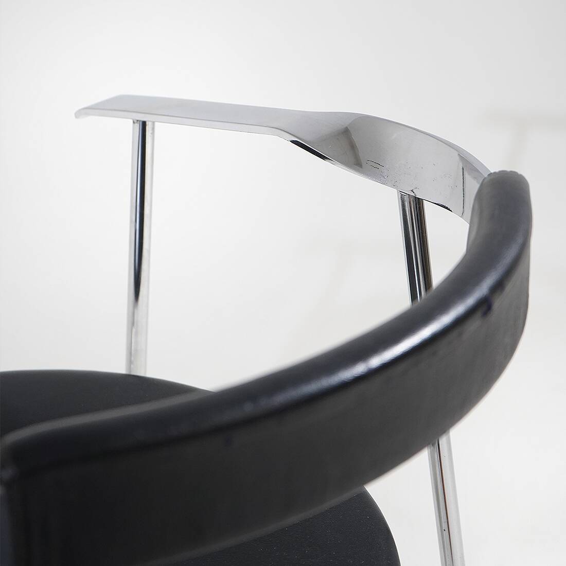 4 chaises en métal chromé et cuir noir, années 1980
