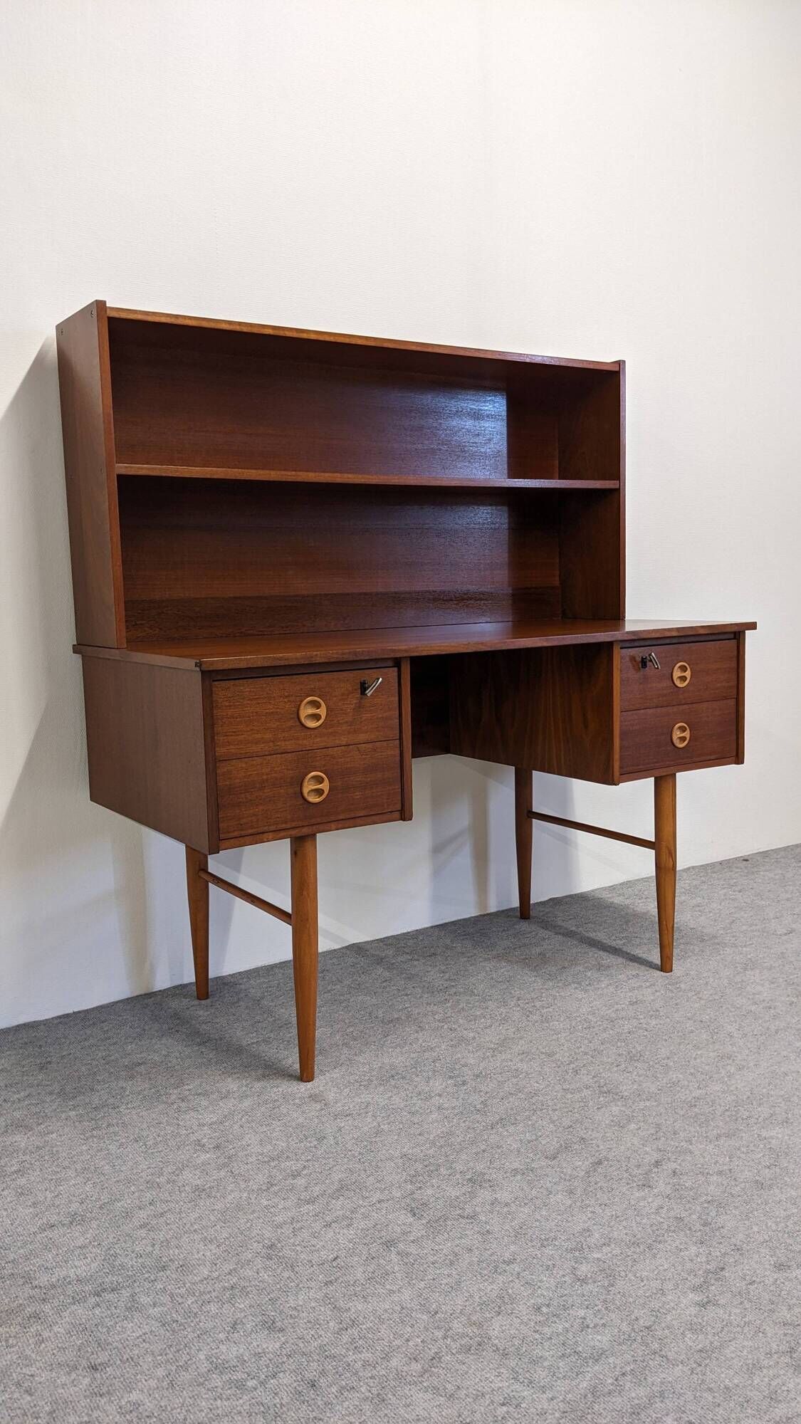Desk and its removable shelf in Scandinavian style made of teak, RDA around 1960.