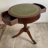 Table d’appoint ancienne sur roulettes en acajou et cuir