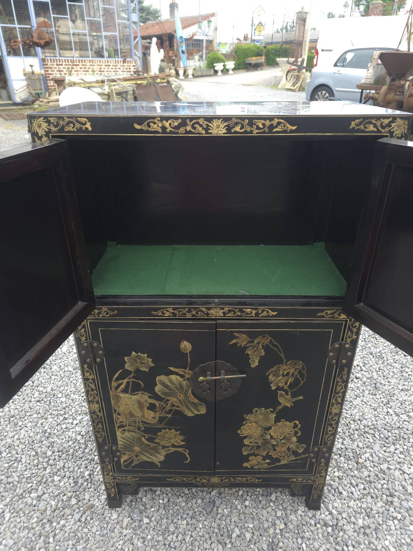 Lacquered wooden Chinese cabinet