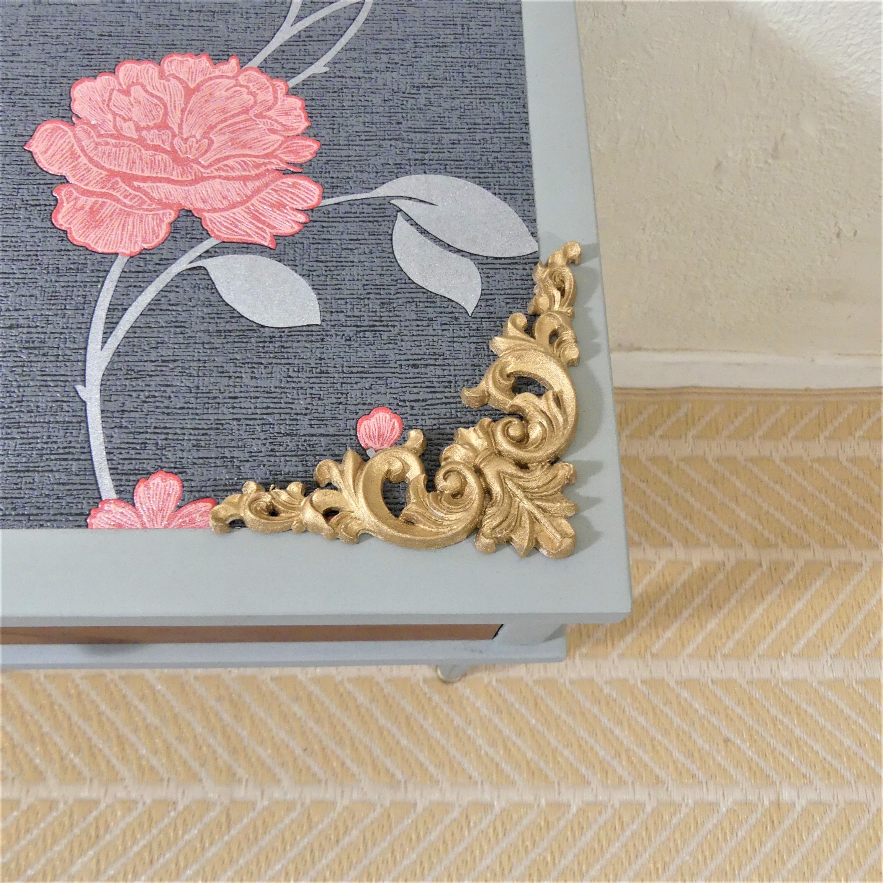 Bedside table with fluted spindle legs