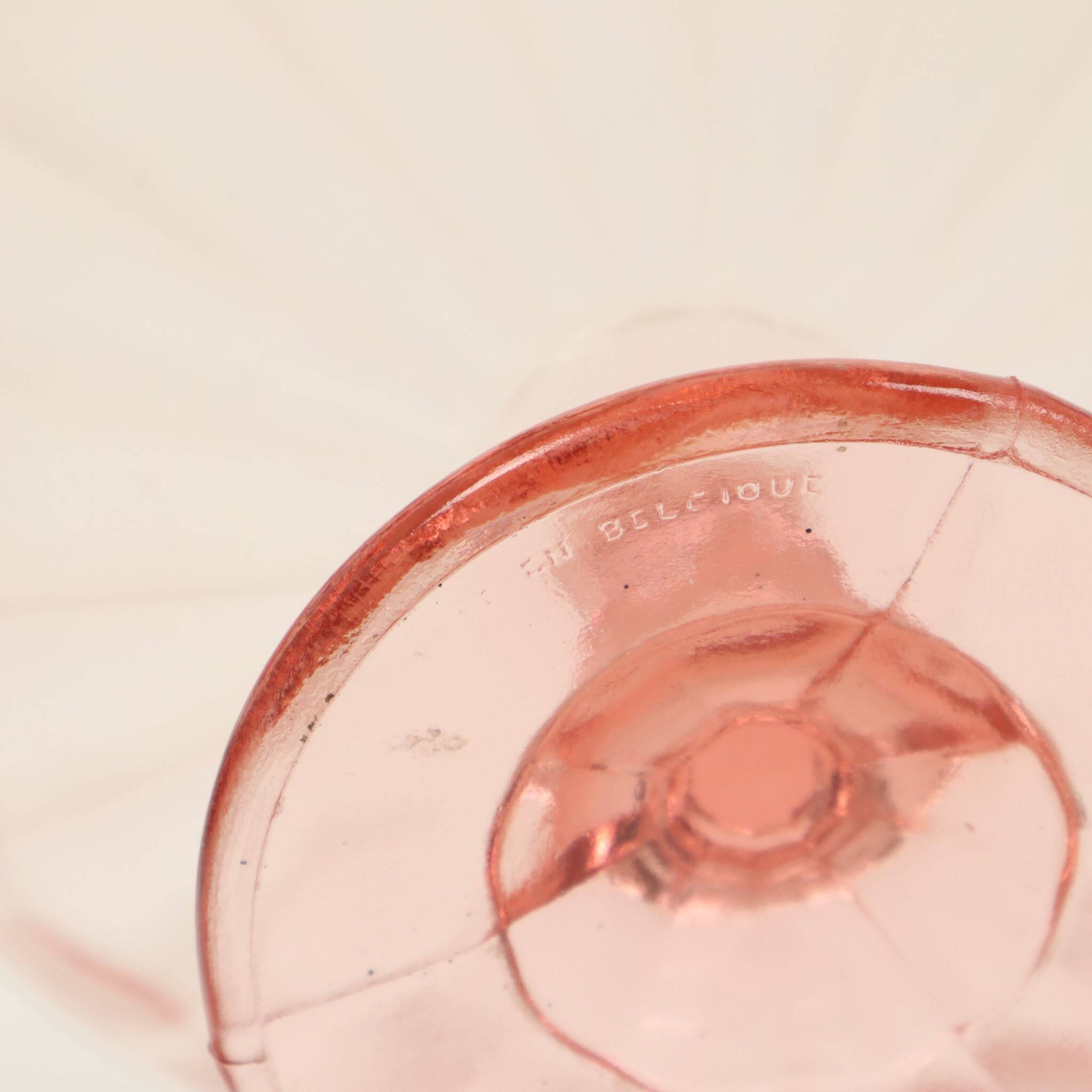Bol à fruits haut Art Déco rose en verre dépression 28 cm