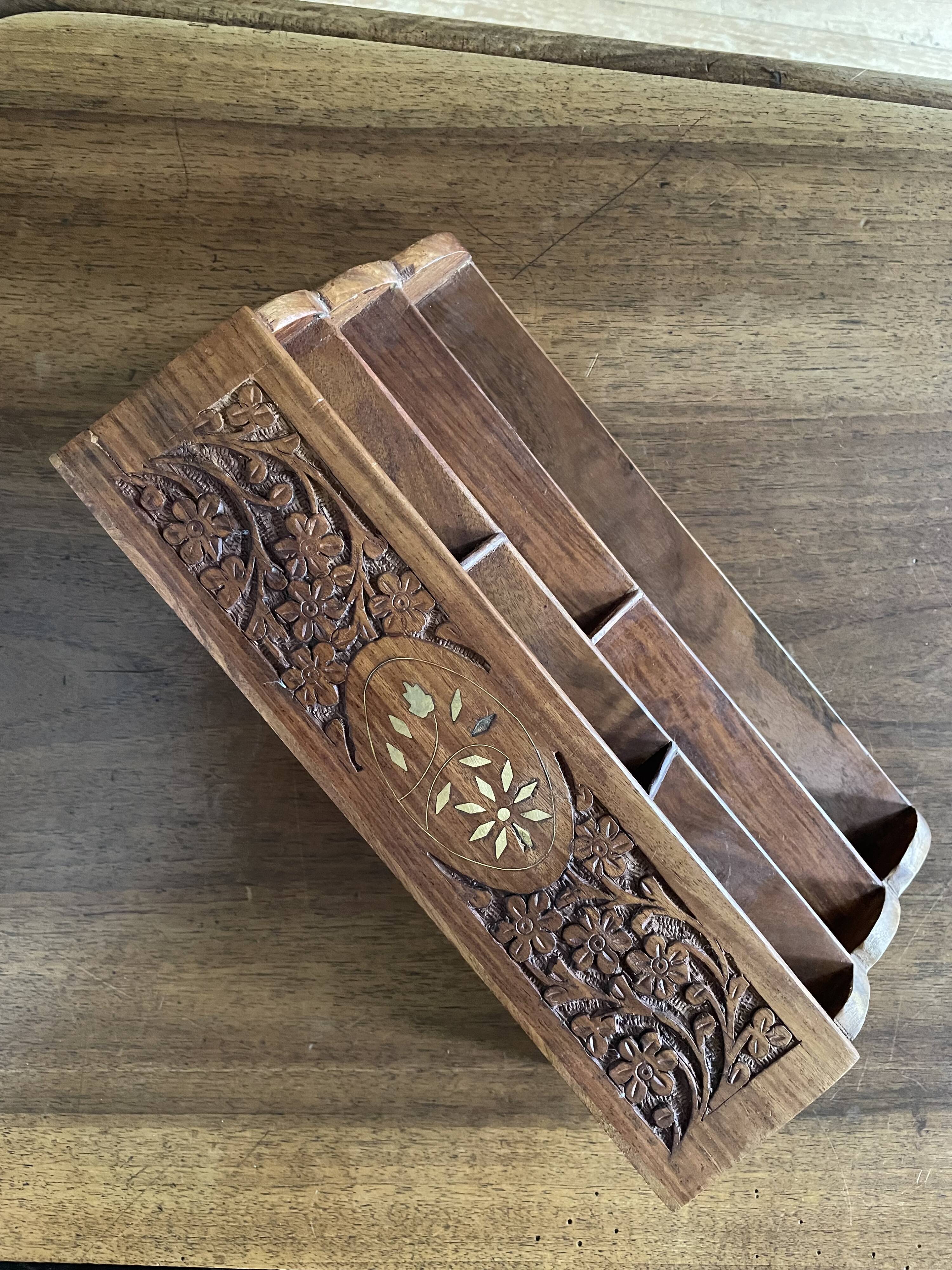 Porte courriers en bois sculpté