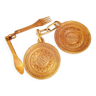 Decorative wooden plates and cutlery