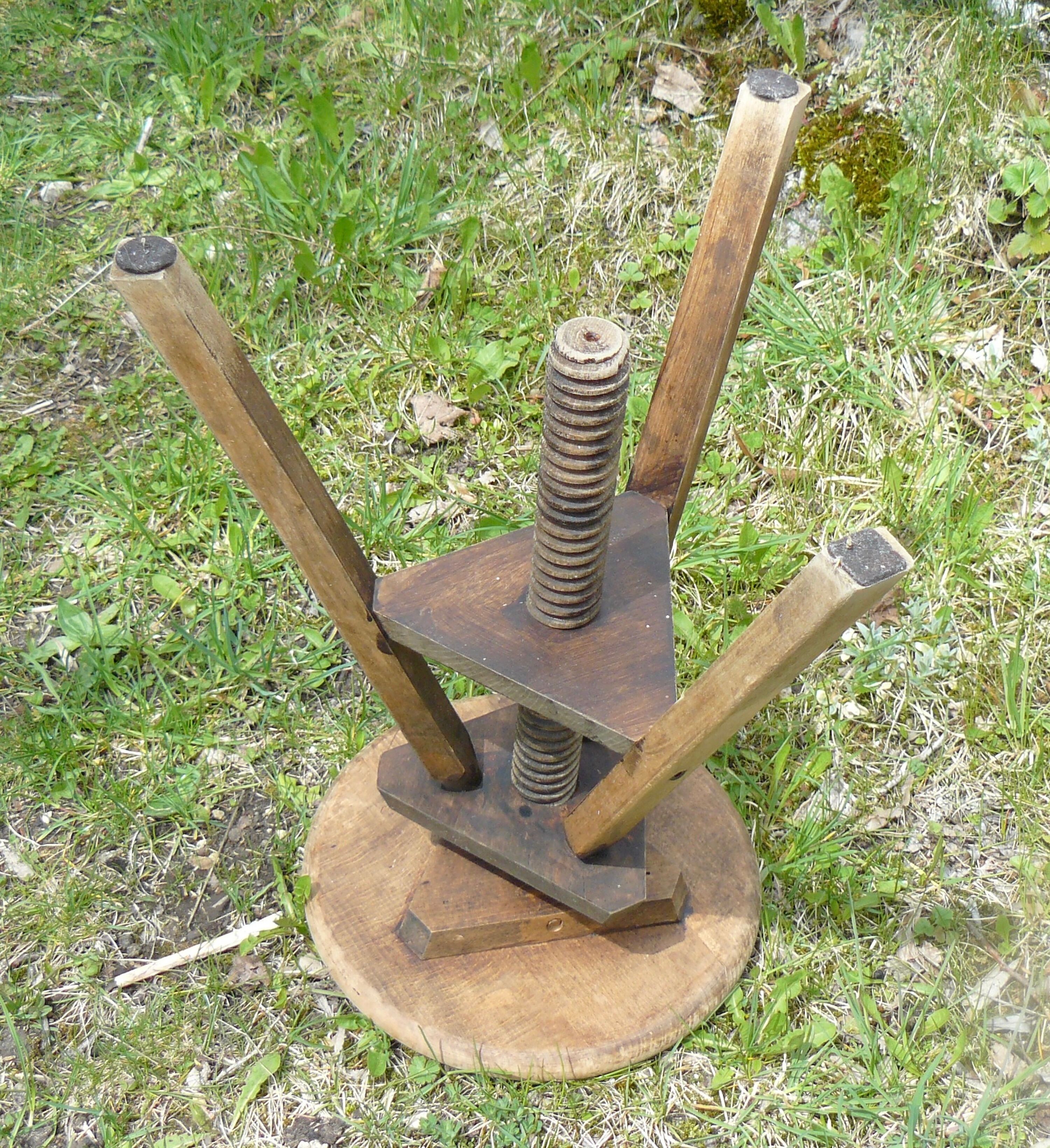 Tabouret tripode réglable à vis