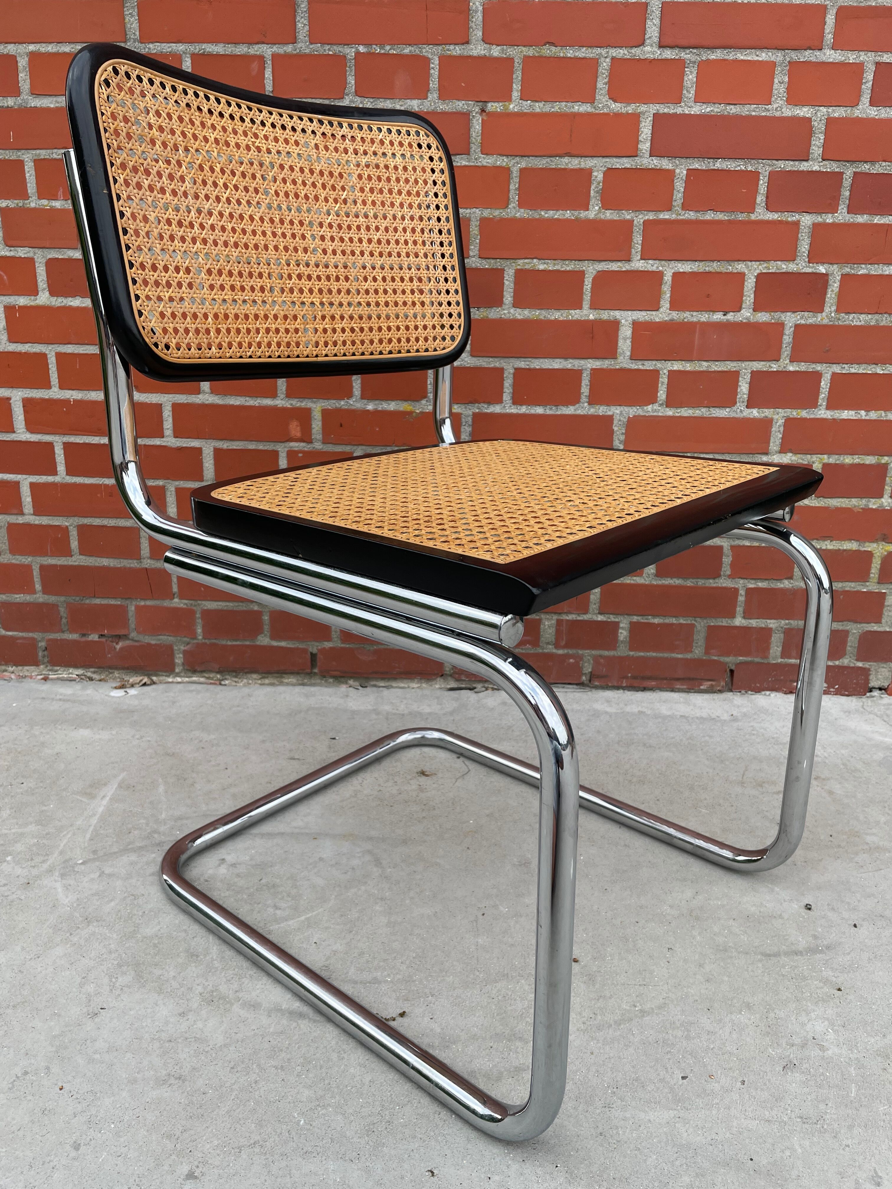 Chaise en chrome et noir