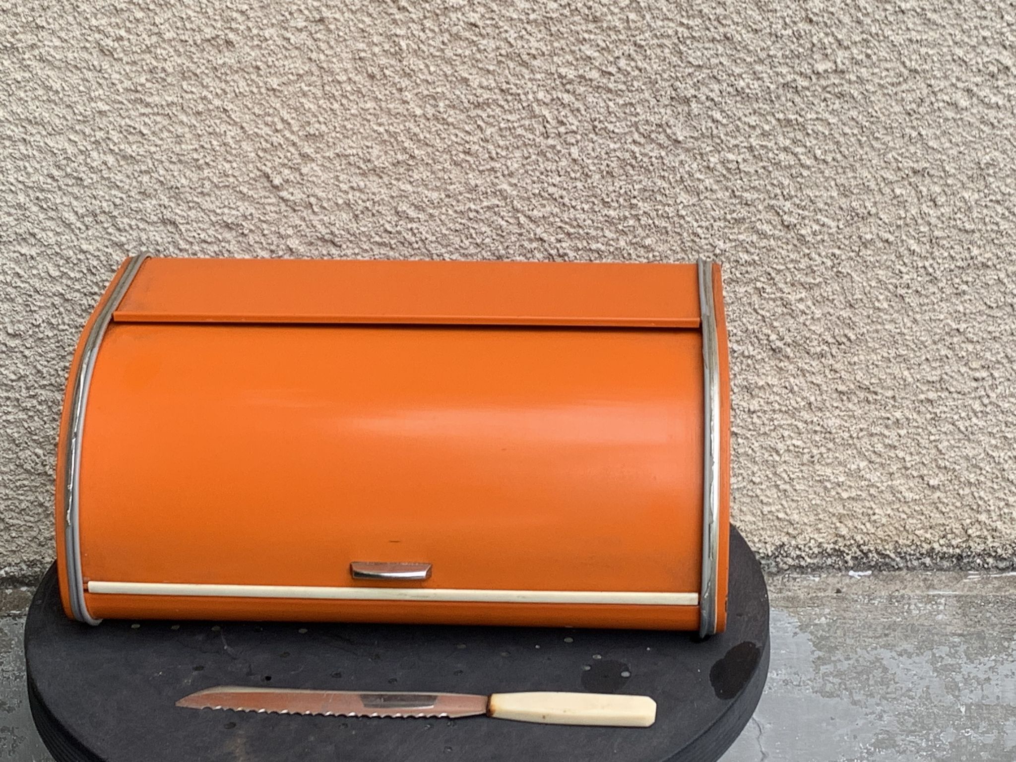 Bread box orange metal and its vintage knife 1970