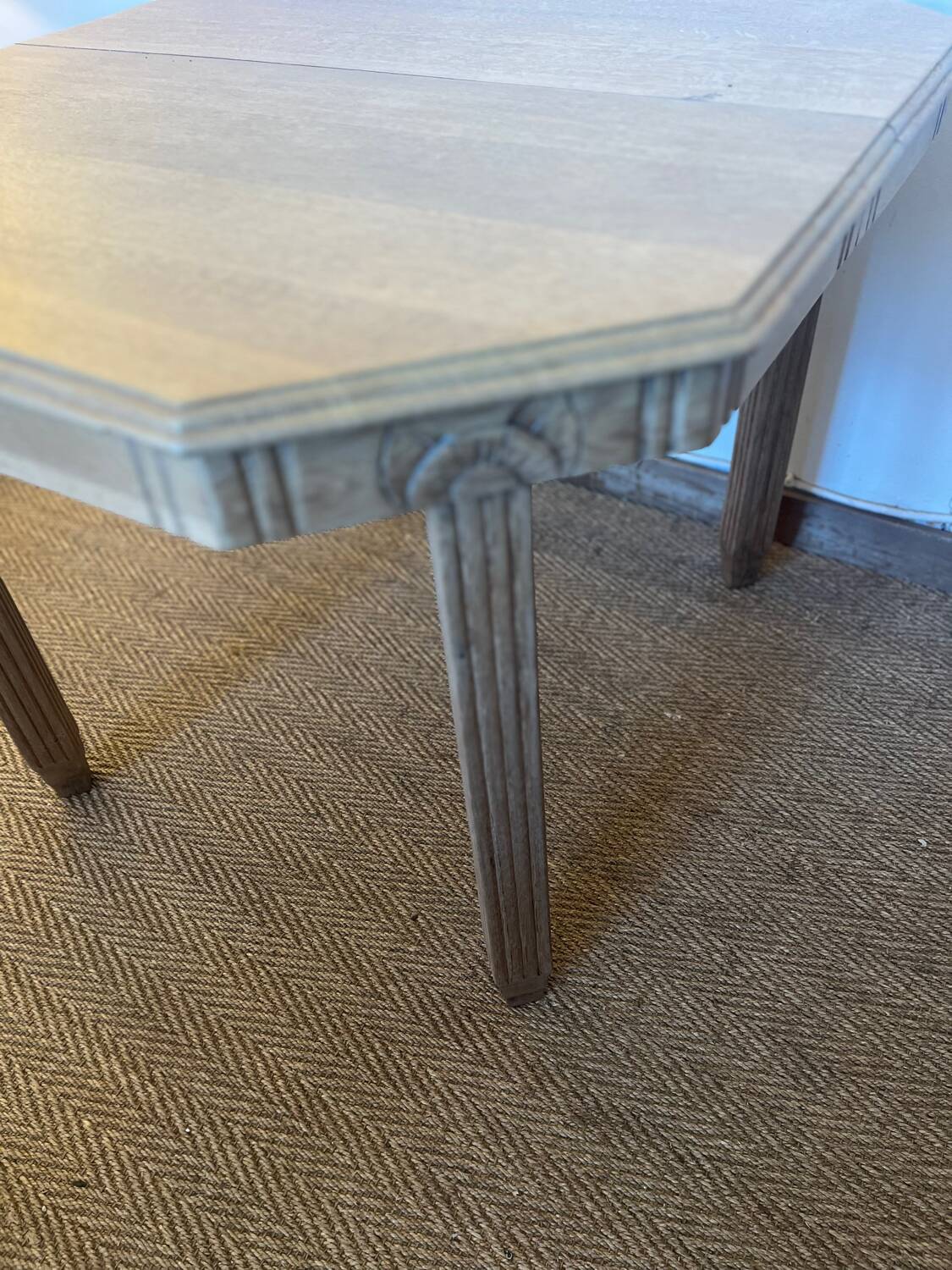 Extendable wooden art deco table for 4 to 8 people