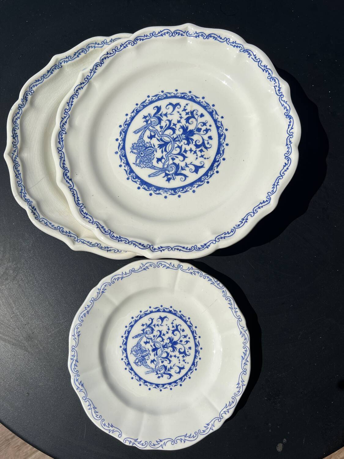 Lot - 3 assiettes en Gien bleu et blanche