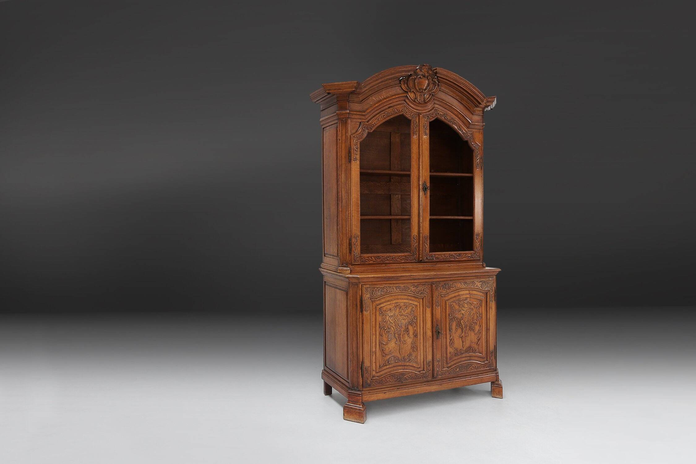 Vaisselier vitré en bois sculpté, Belgique, XVIIIe siècle