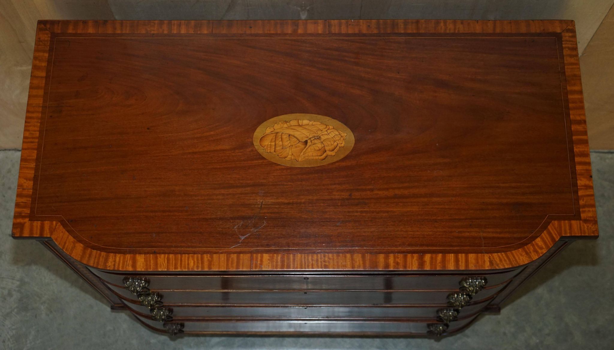 Commode Sheraton avec poignées tête de lion, 1859