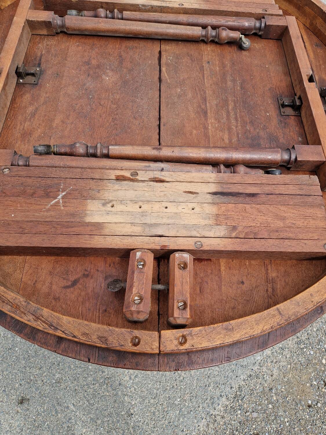Henri II round table with lion's paw in solid oak
