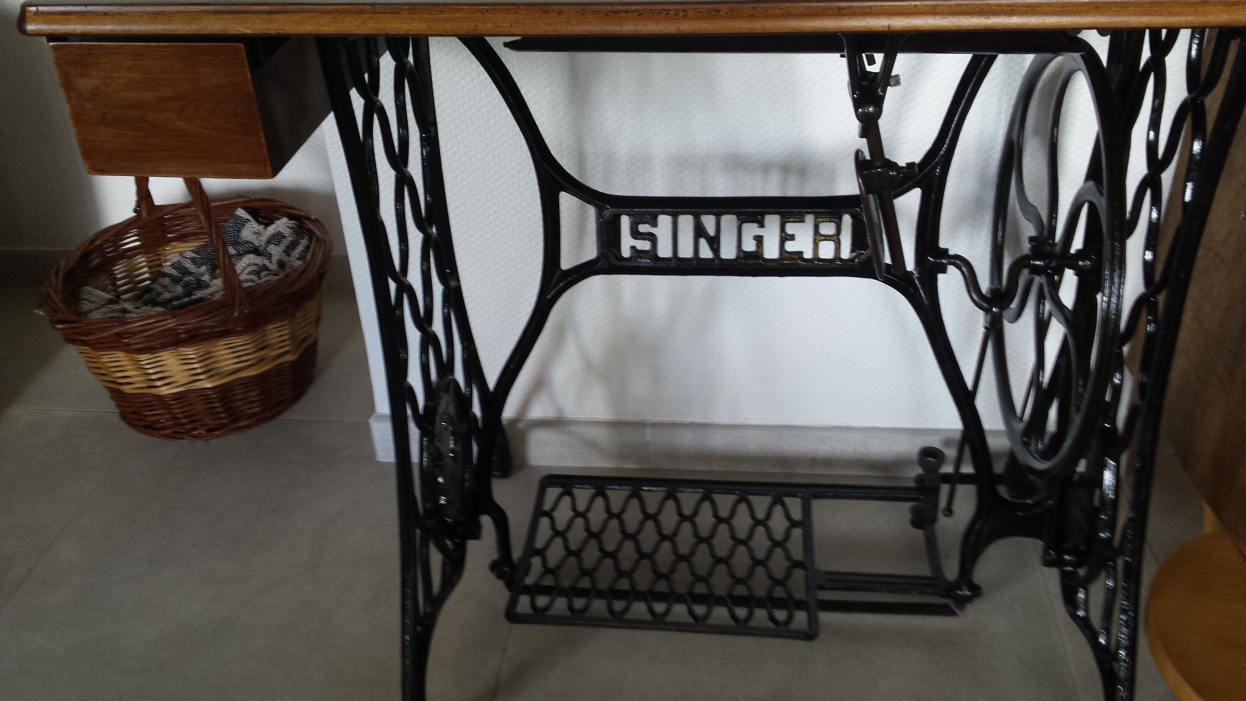 Singer's sewing machine foot console