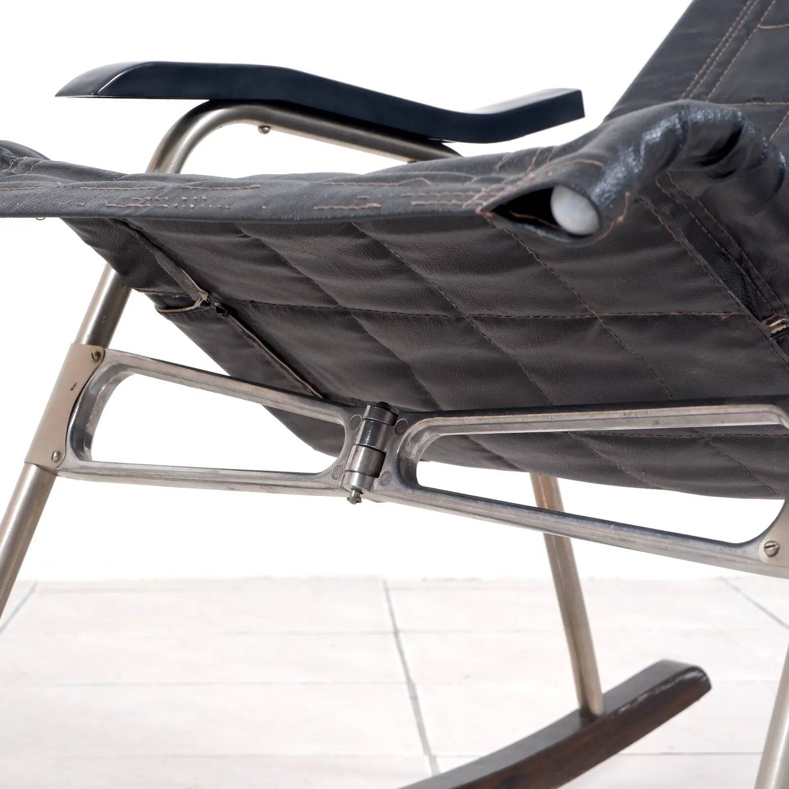 Foldable rocking chair by Takeshi Nii