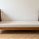 Lit simple ancien en bois et tissu rose
