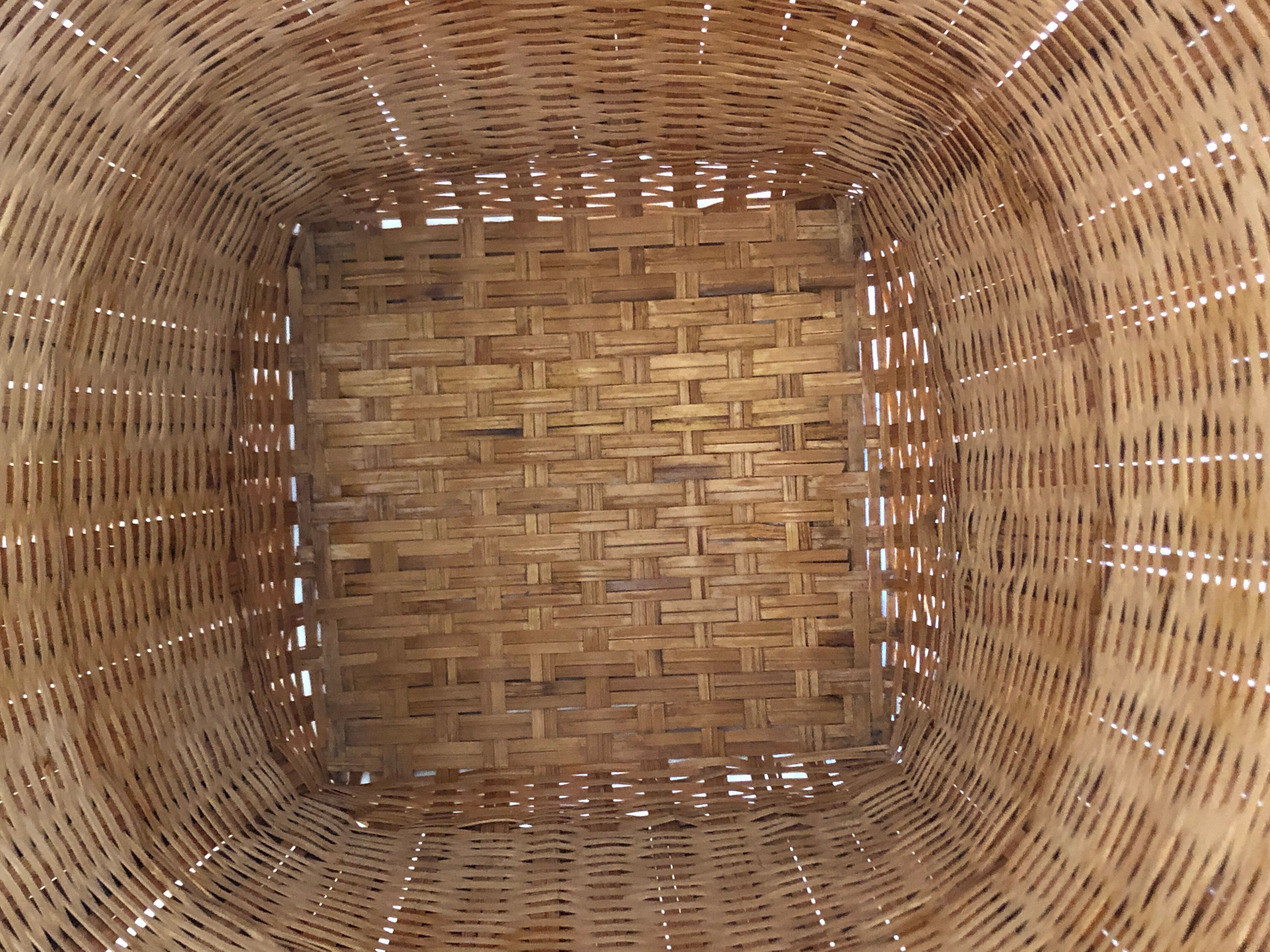 Wicker basket with lid