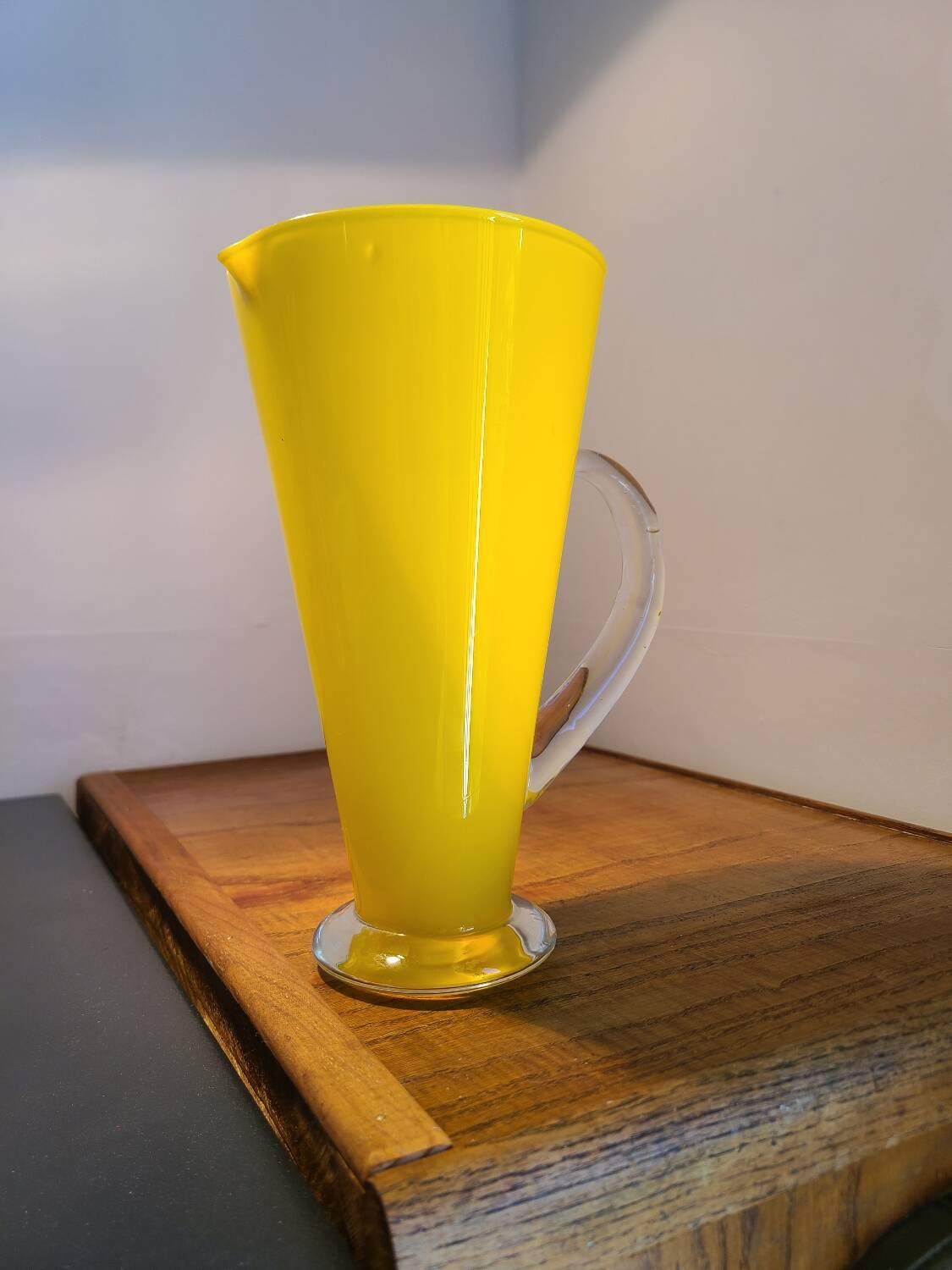 Pichet, vase artisanal en verre jaune