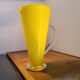 Pichet, vase artisanal en verre jaune