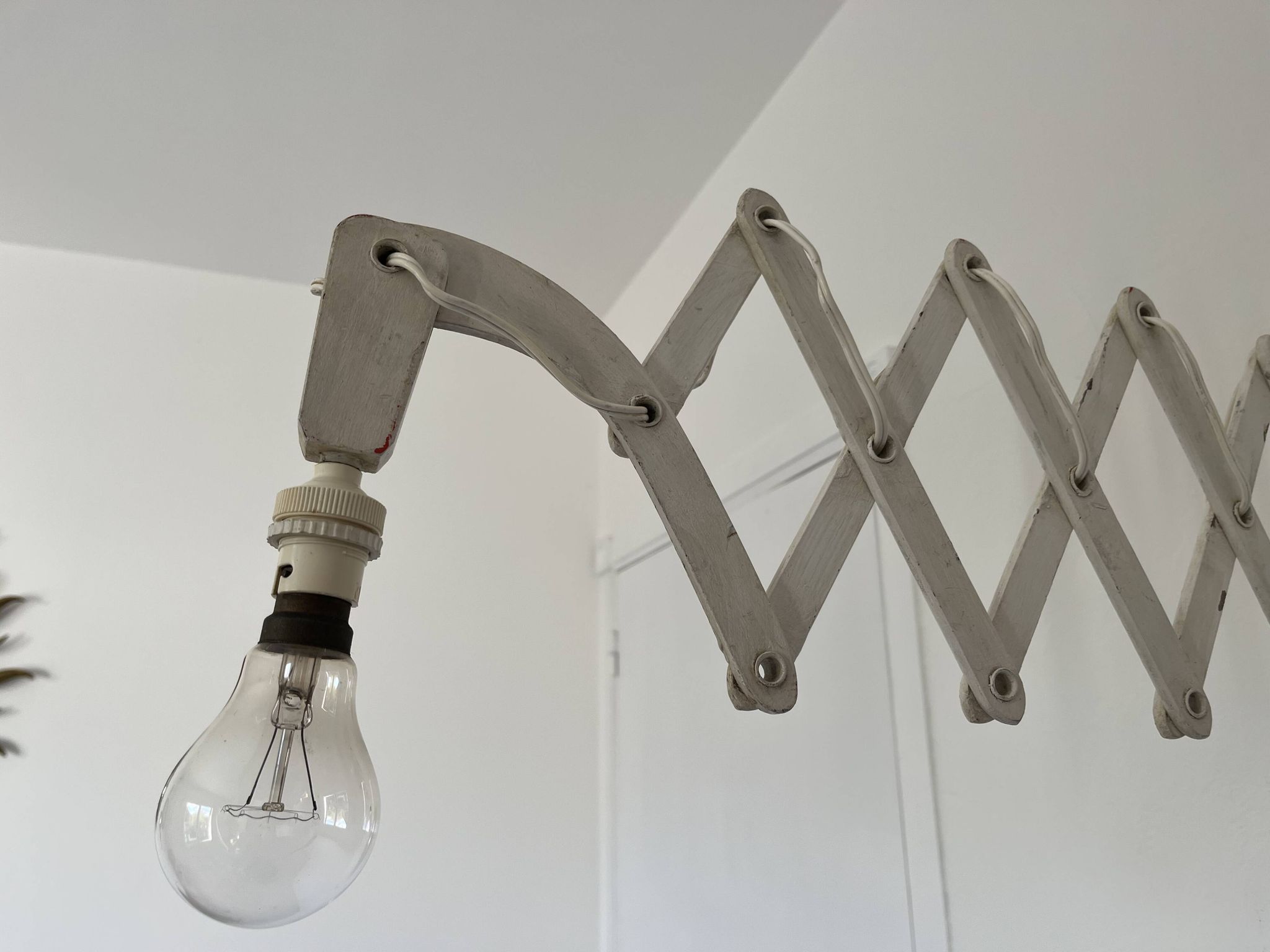 Scandinavian "accordion" or "scissors" wall light in white lacquered wood from the 60s and 70s