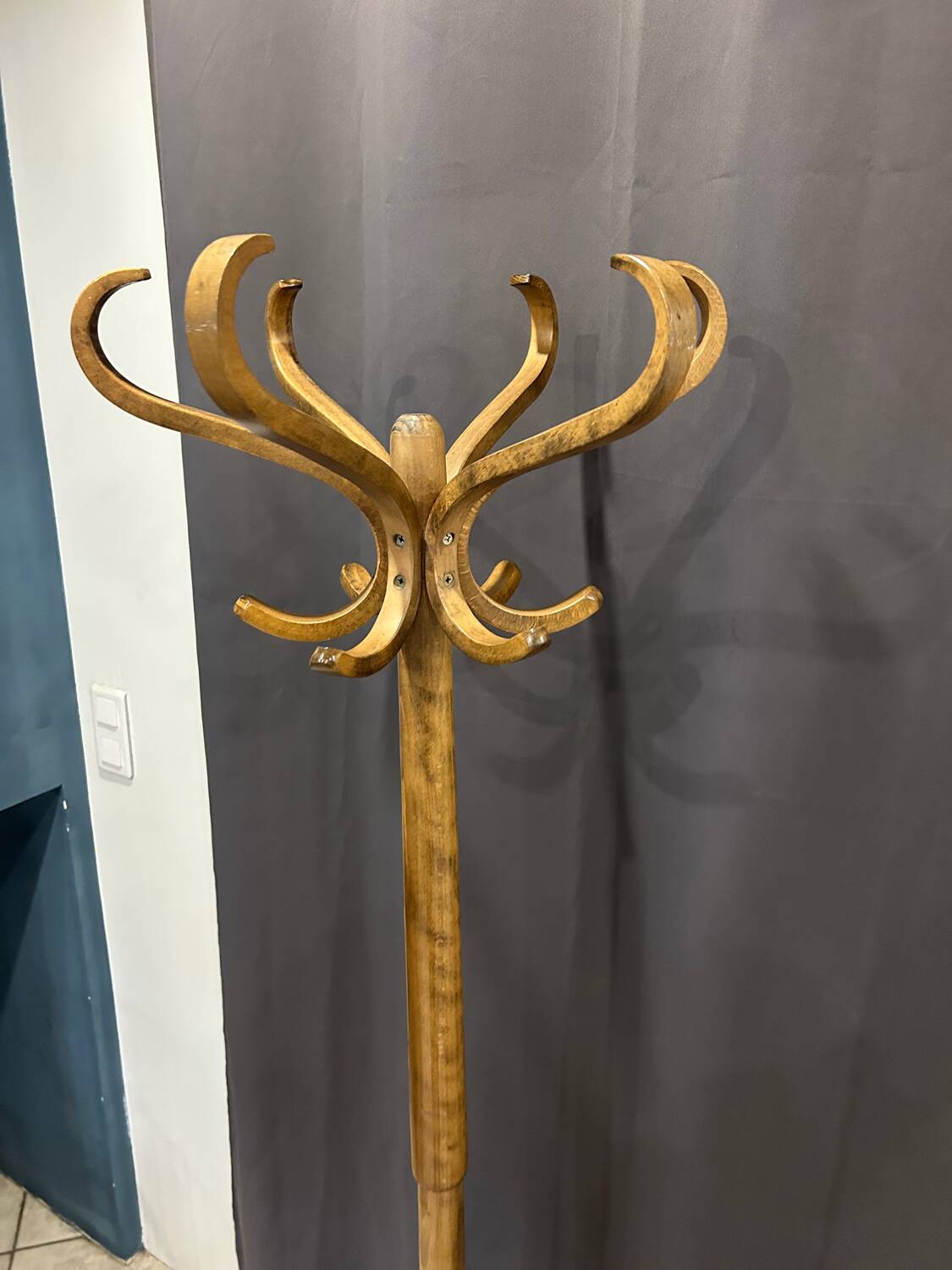 Baumann style 1960 swivel parrot coat rack in curved wood
