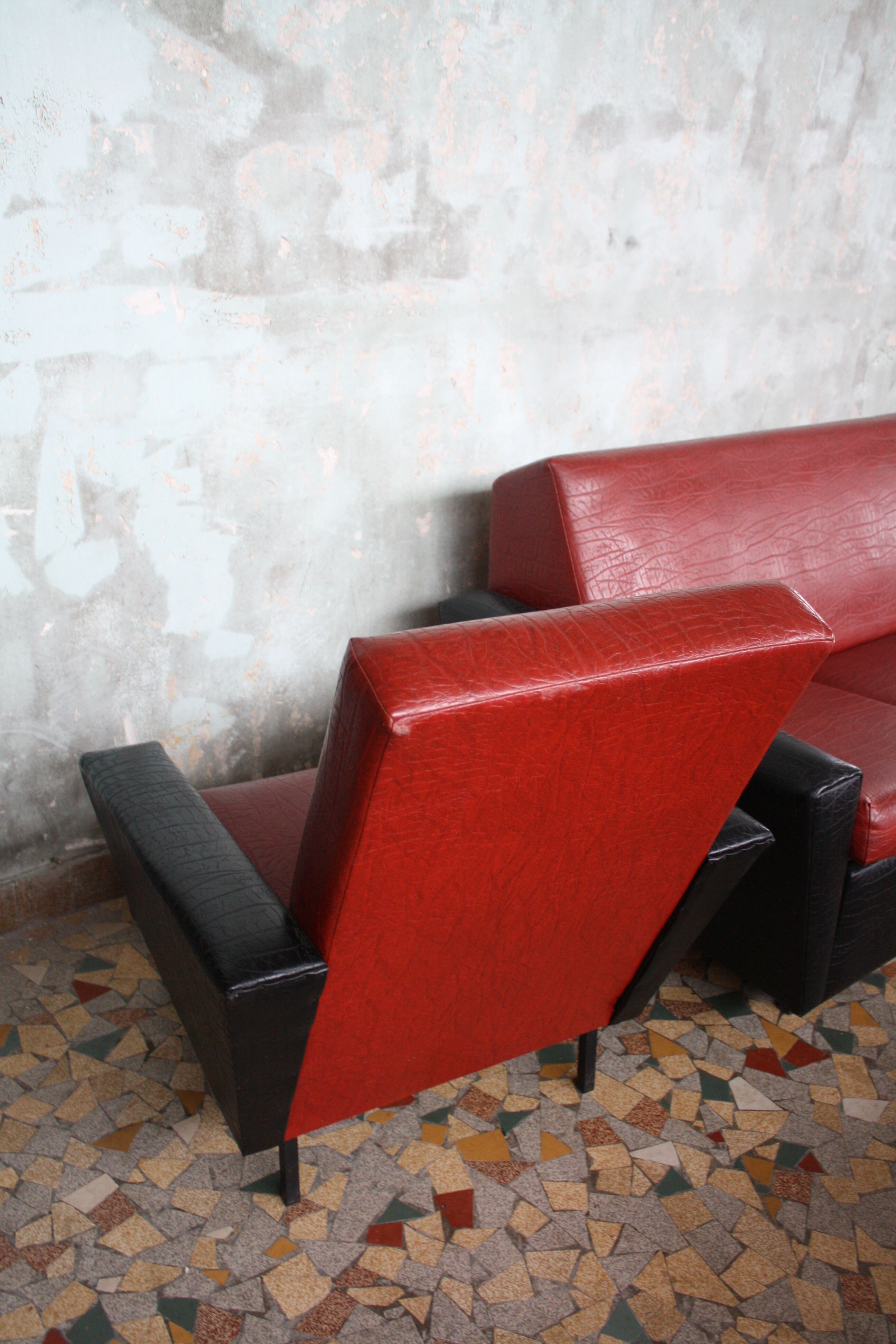 3-seater sofa and 2 rockabilly chairs in red and black skai