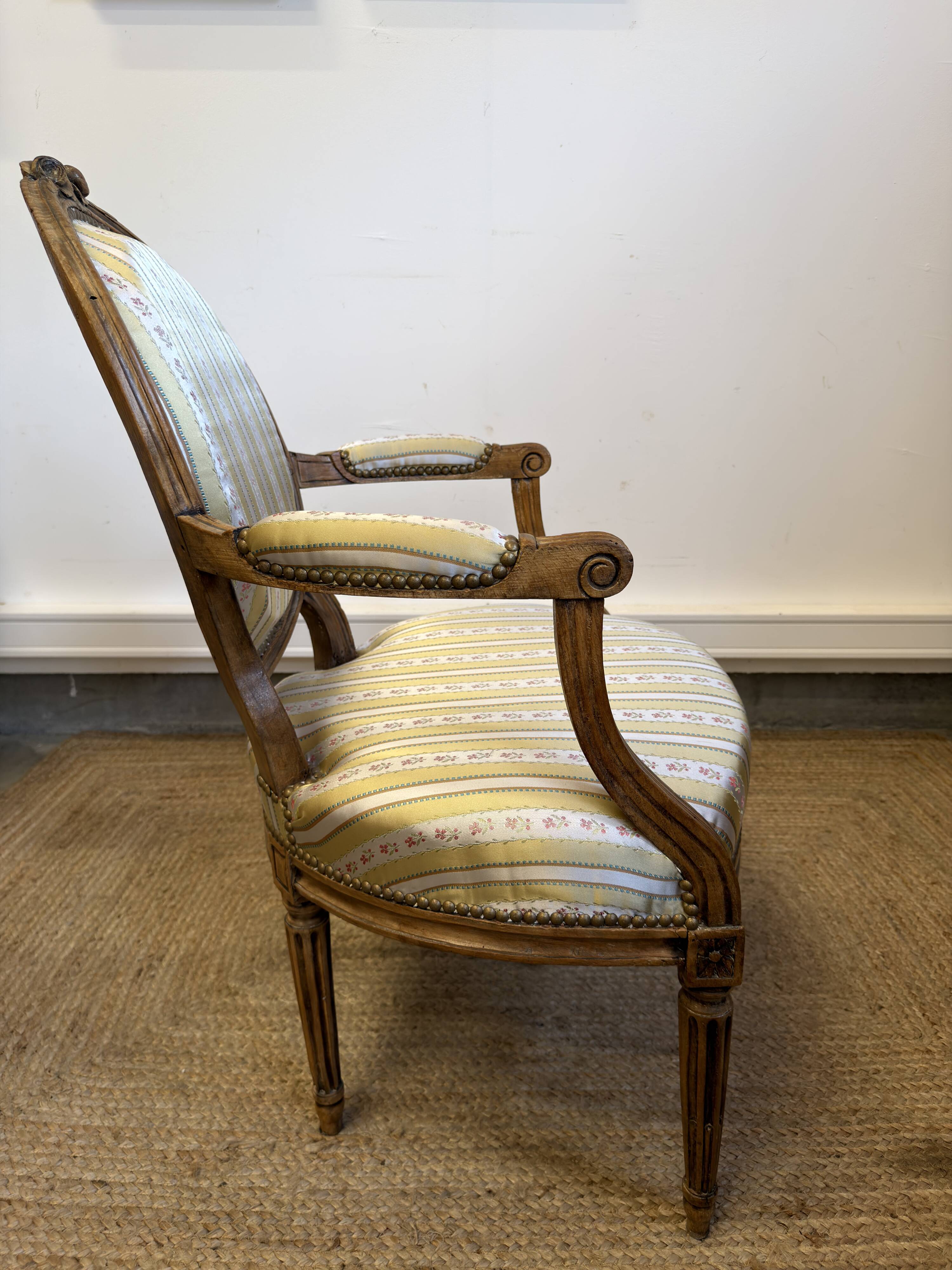 Fauteuil cabriolet médaillon de style Louis XVI