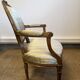 Fauteuil cabriolet médaillon de style Louis XVI