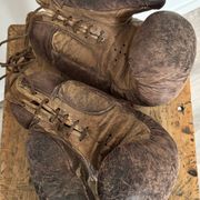 Ancienne paire de gants de boxe en cuir
