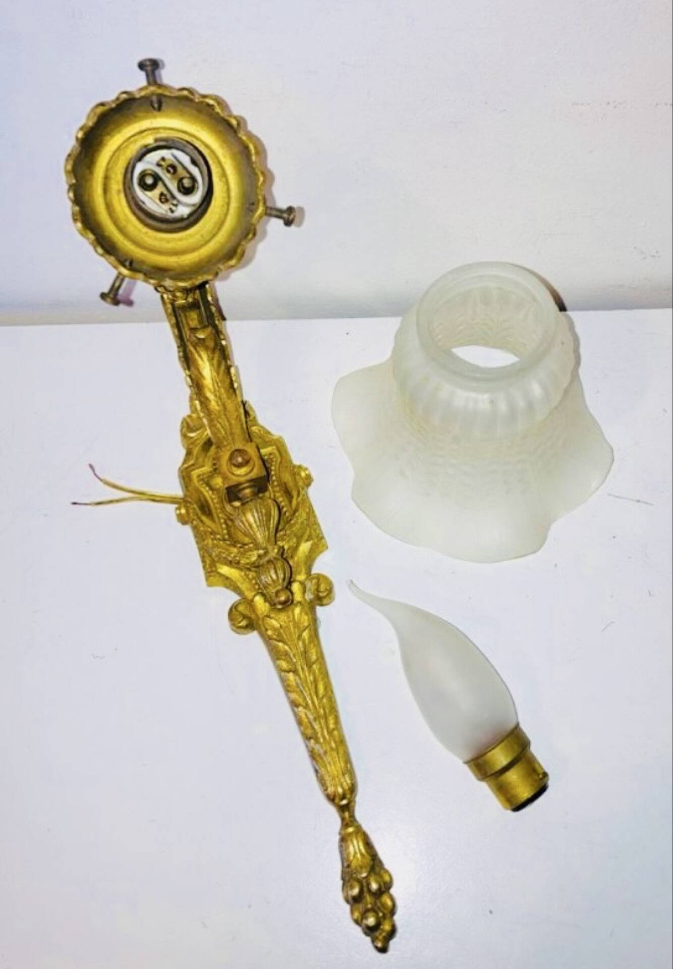 St Louis XVI wall light in solid gilded bronze + fluted glass tulip