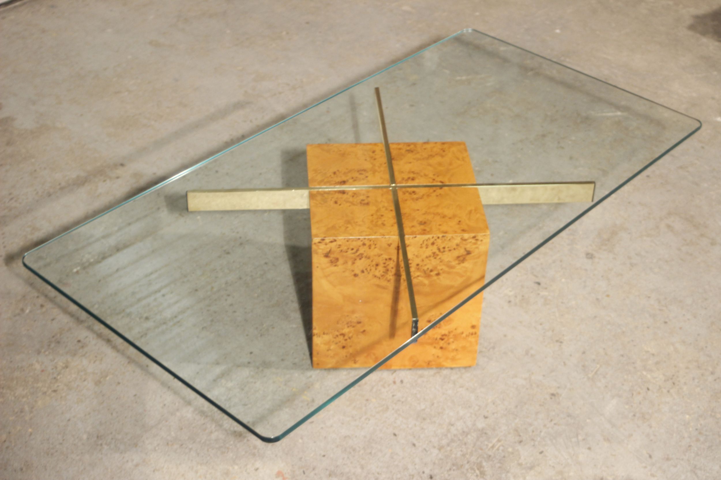 Table basse en loupe d'orme et verre trempé par Jean Claude Mahey pour roche bobois années 70